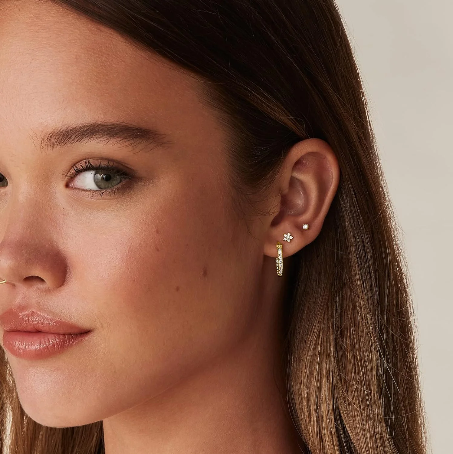 گوشواره های میخی پشت صاف با روکش طلای 14 عیار و پایه نقره استرلینگ 925 پاوی برای زنان | پیرسینگ غضروف هلیکس | گوشواره های زیرکونیا مکعبی گوشواره های میخی پشت صاف با روکش طلای 14 عیار و پایه نقره استرلینگ 925 پاوی برای زنان | پیرسینگ غضروف هلیکس | گوشواره های زیرکونیا مکعبی