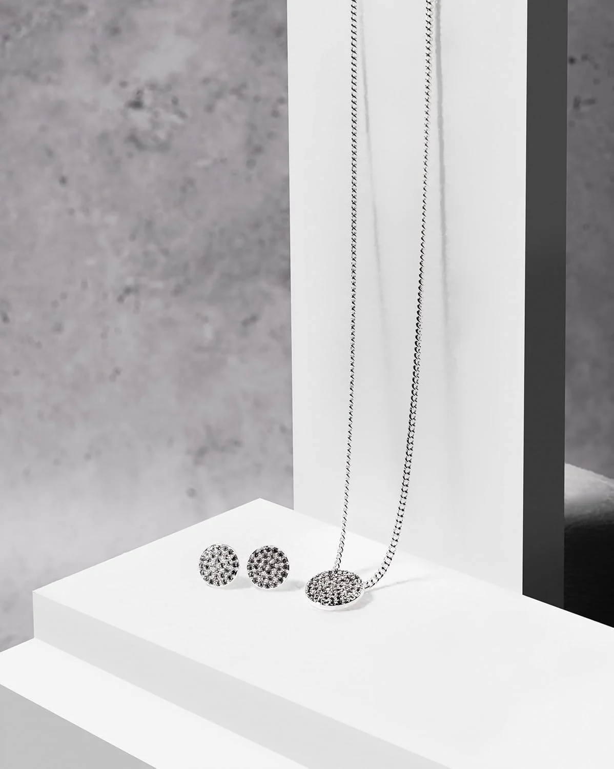 گوشواره های میخی دیسکی نگین دار DKNY - گوشواره های نقره ای زنانه - گوشواره های میخی شیک - جواهرات زیبای زنانه - نقره ای و کریستال