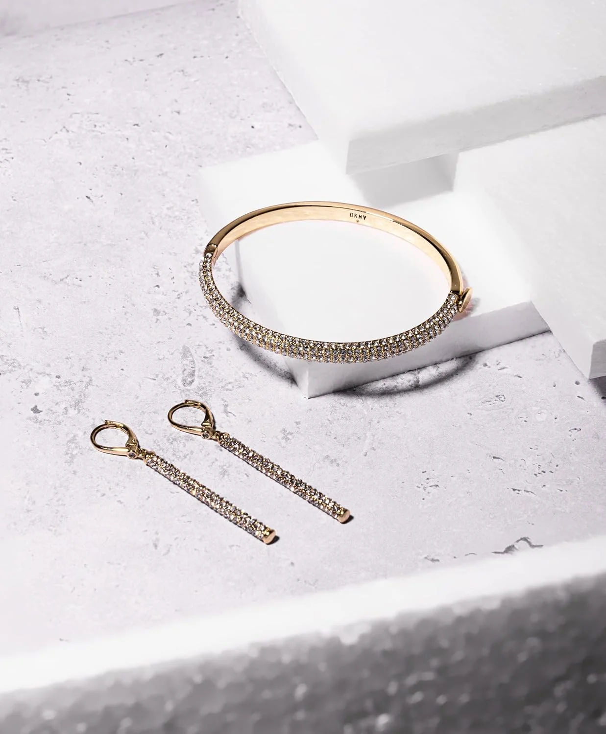 گوشواره های آویز خطی میکروپاو طلایی DKNY - جواهرات زیبای زنانه - گوشواره های آویز طلایی و کریستالی