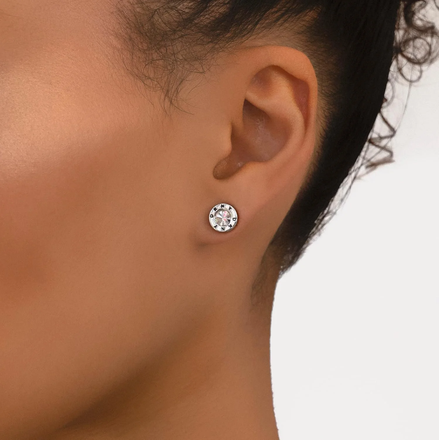 گوشواره های میخی زنانه DKNY با لوگو و نگین کریستالی در رنگ های طلایی یا نقره ای