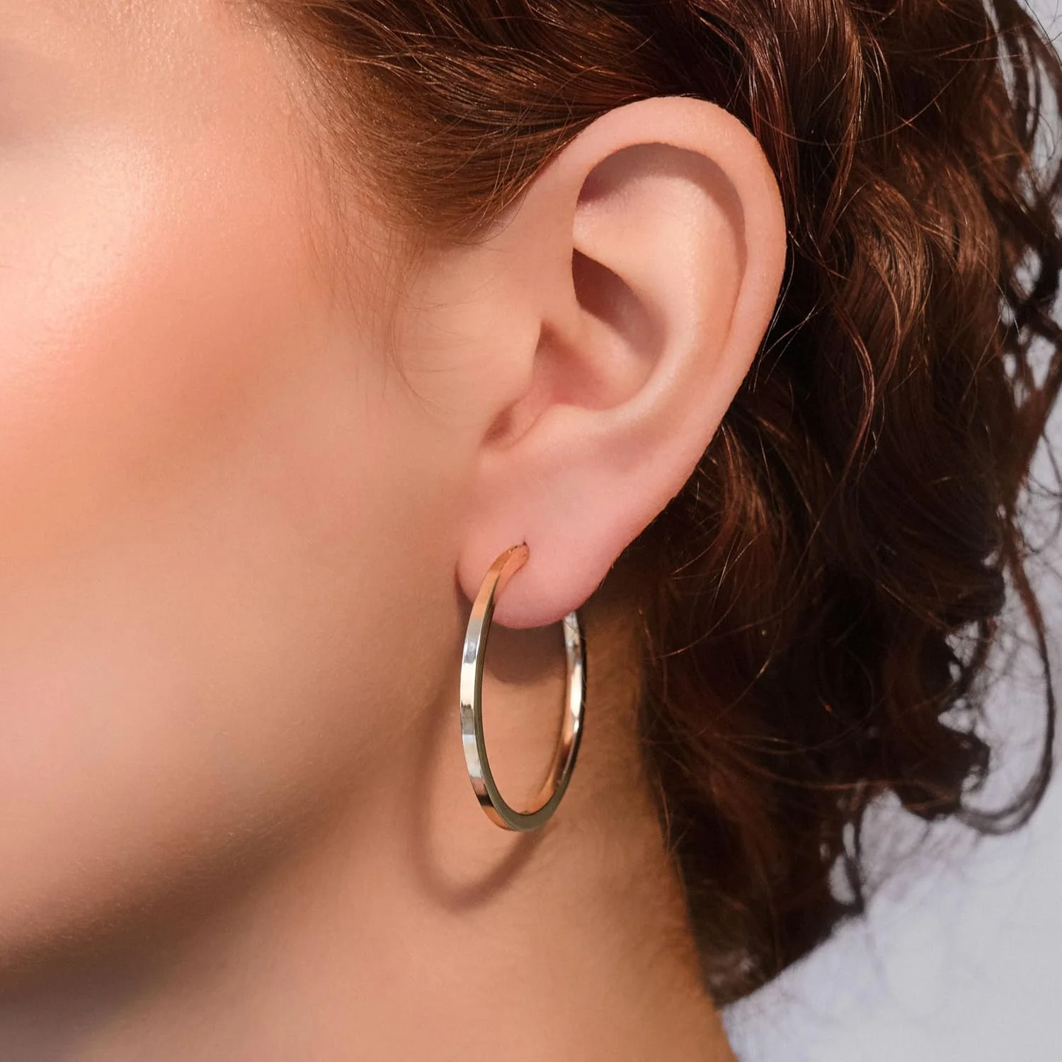 گوشواره های حلقه ای نازک بزرگ DKNY - جواهرات مد روز برای زنان - هدیه ای عالی برای زنان - حلقه های طلایی 2 اینچی