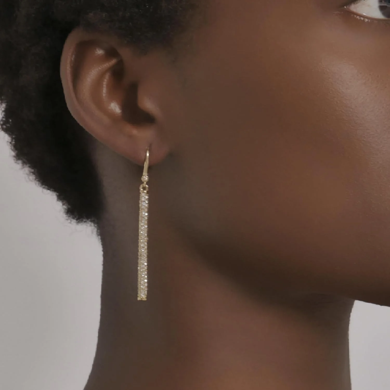 گوشواره های آویز خطی میکروپاو طلایی DKNY - جواهرات زیبای زنانه - گوشواره های آویز طلایی و کریستالی