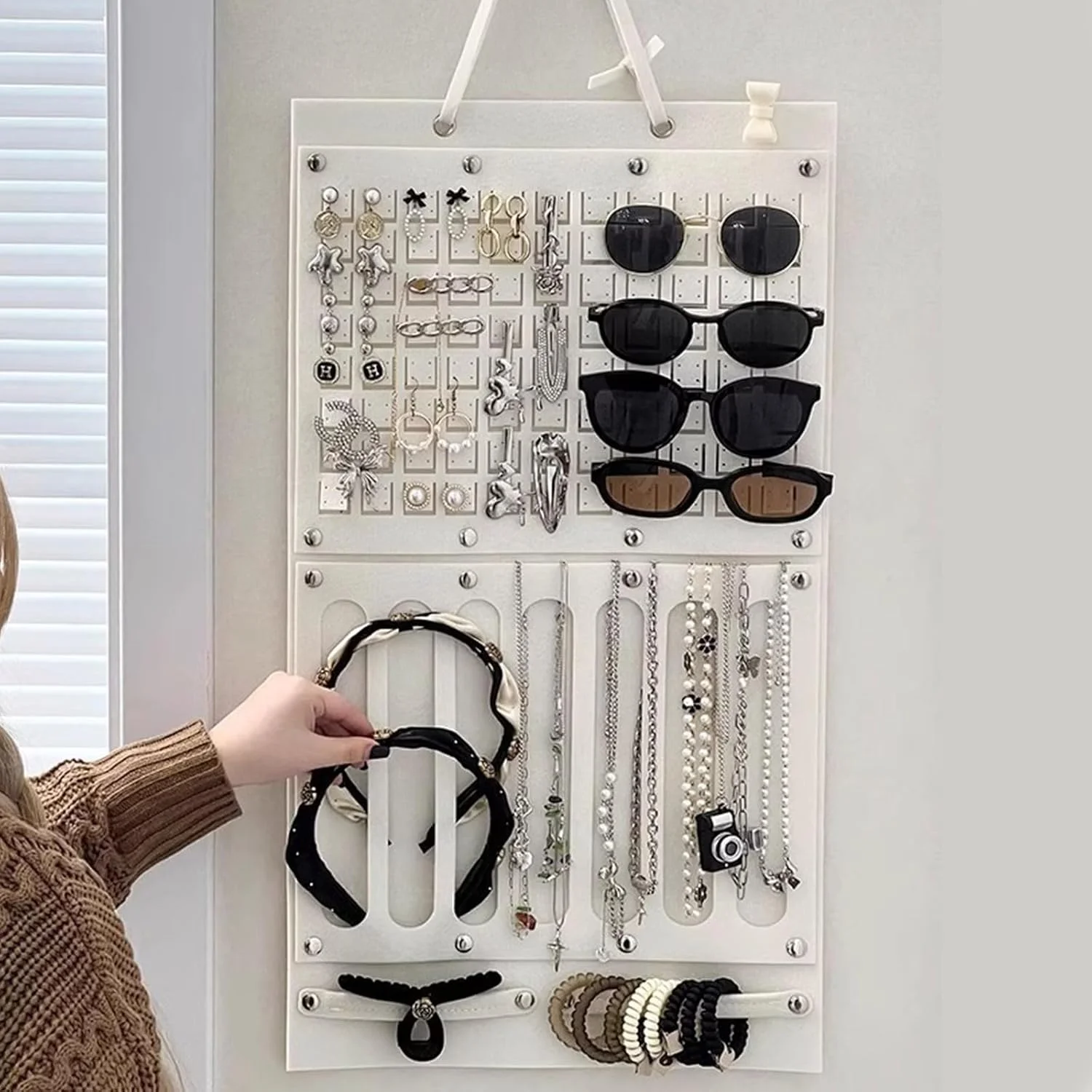 نگهدارنده جواهرات چند منظوره با 20 قلاب فلزی – آویز نمدی برای نگهداری گوشواره، گردنبند، انگشتر، عینک آفتابی و کش مو – تخته نمایش لوازم جانبی نصب شده روی دیوار برای زنان و دختران