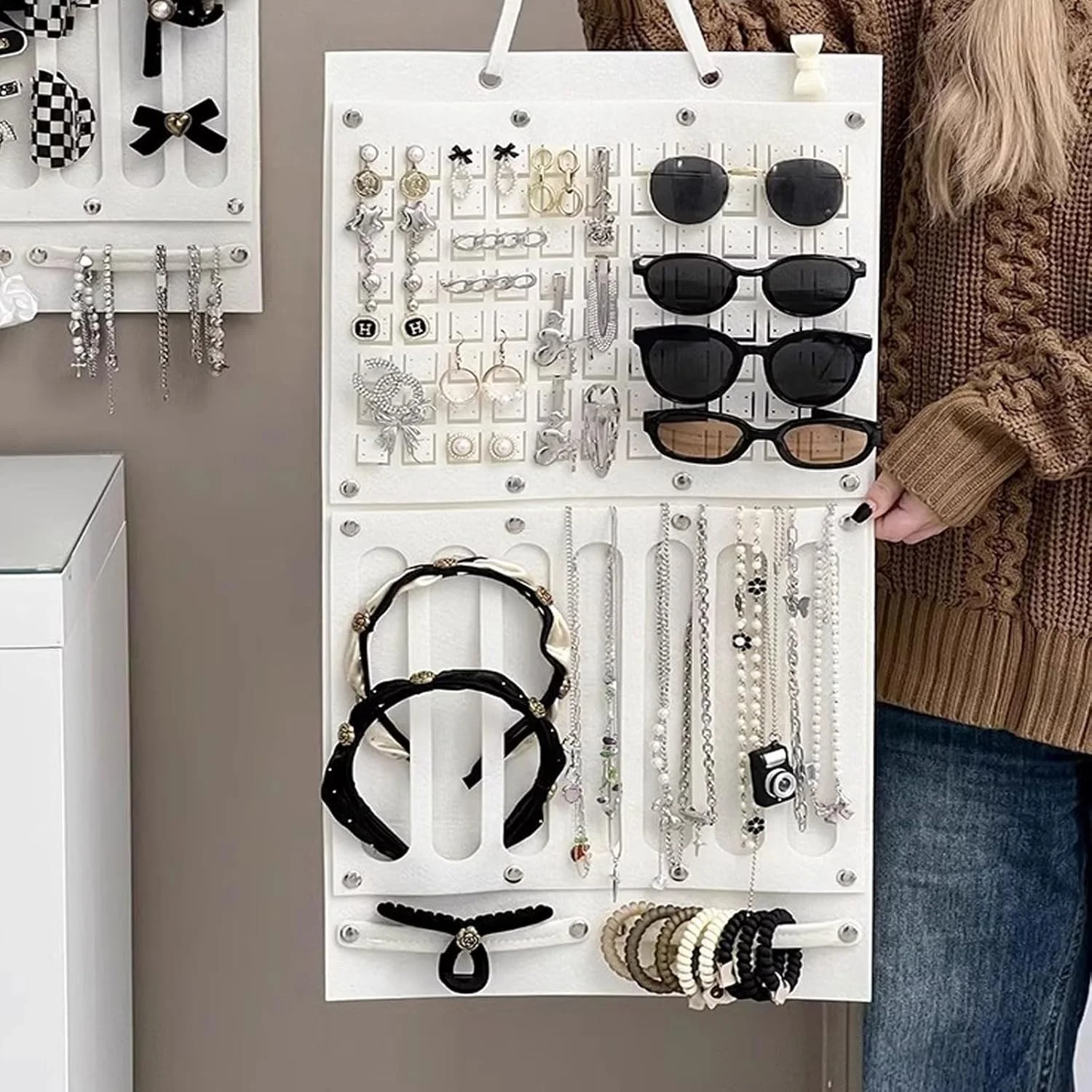 نگهدارنده جواهرات چند منظوره با 20 قلاب فلزی – آویز نمدی برای نگهداری گوشواره، گردنبند، انگشتر، عینک آفتابی و کش مو – تخته نمایش لوازم جانبی نصب شده روی دیوار برای زنان و دختران نگهدارنده جواهرات چند منظوره با 20 قلاب فلزی – آویز نمدی برای نگهداری گوشواره، گردنبند، انگشتر، عینک آفتابی و کش مو – تخته نمایش لوازم جانبی نصب شده روی دیوار برای زنان و دختران