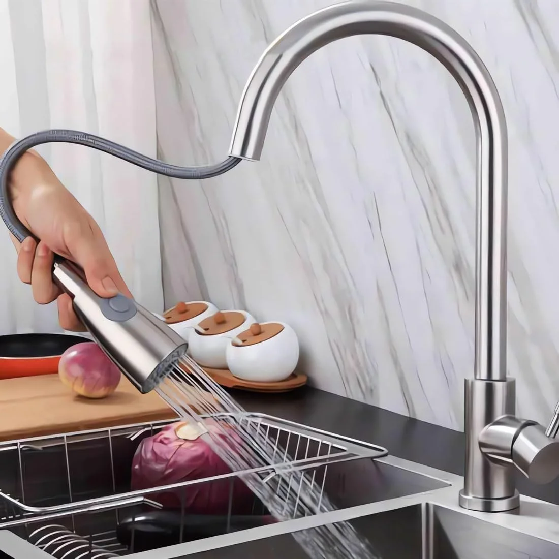 شیر آشپزخانه آزونه، شیر ظرفشویی فنری، شیر آب گرم و سرد سینک آشپزخانه، دارای دو حالت اسپری، شیر تک دستگیره، چرخش 360 درجه (نقره ای)