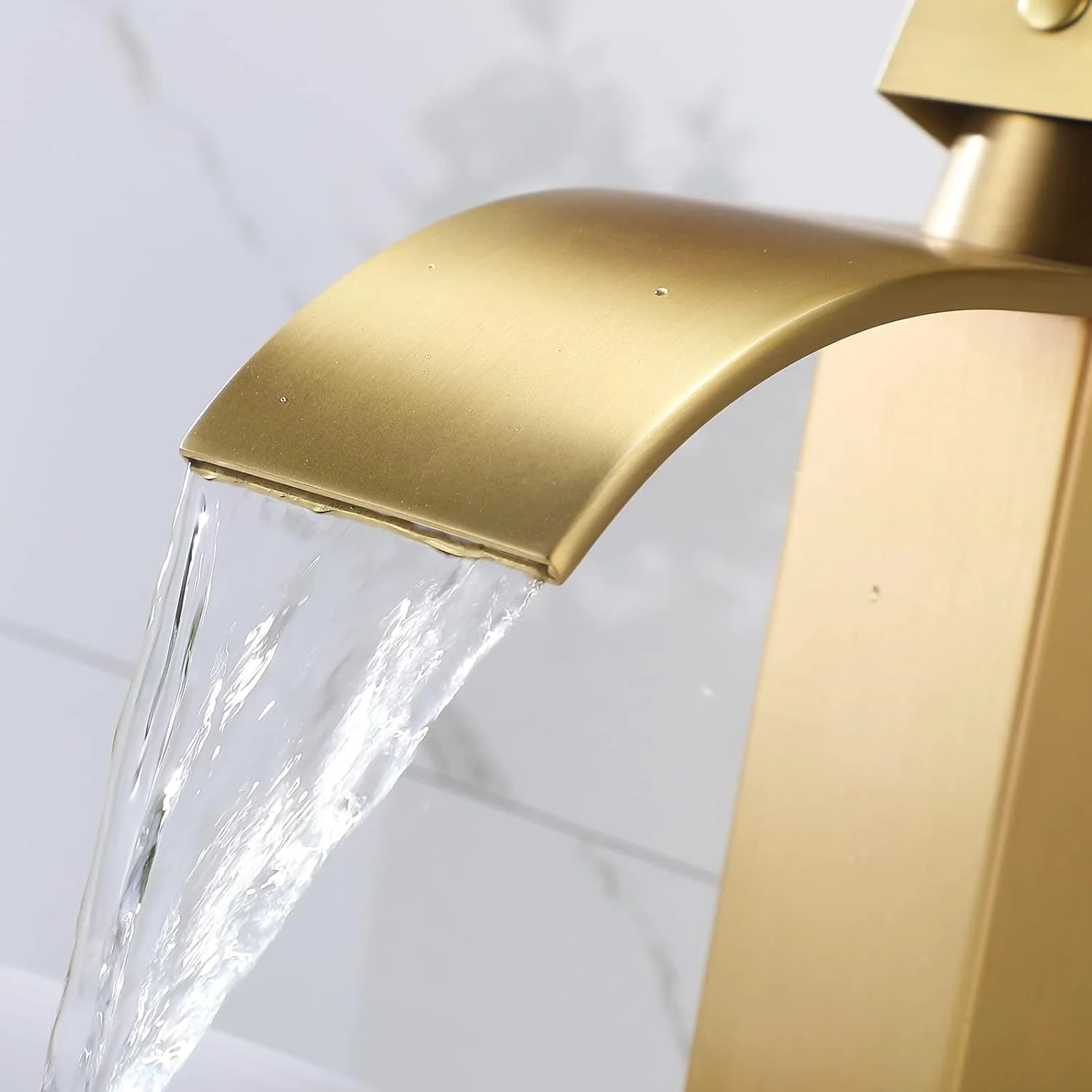 شیر روشویی کاسه ای طلایی برس خورده VESLA HOME، شیر آبشاری تک سوراخه پهن 4.5 سانتی متری بلند برای حمام، شیر مخلوط کن روشویی بالای سطح با تخلیه پاپ آپ سرریز