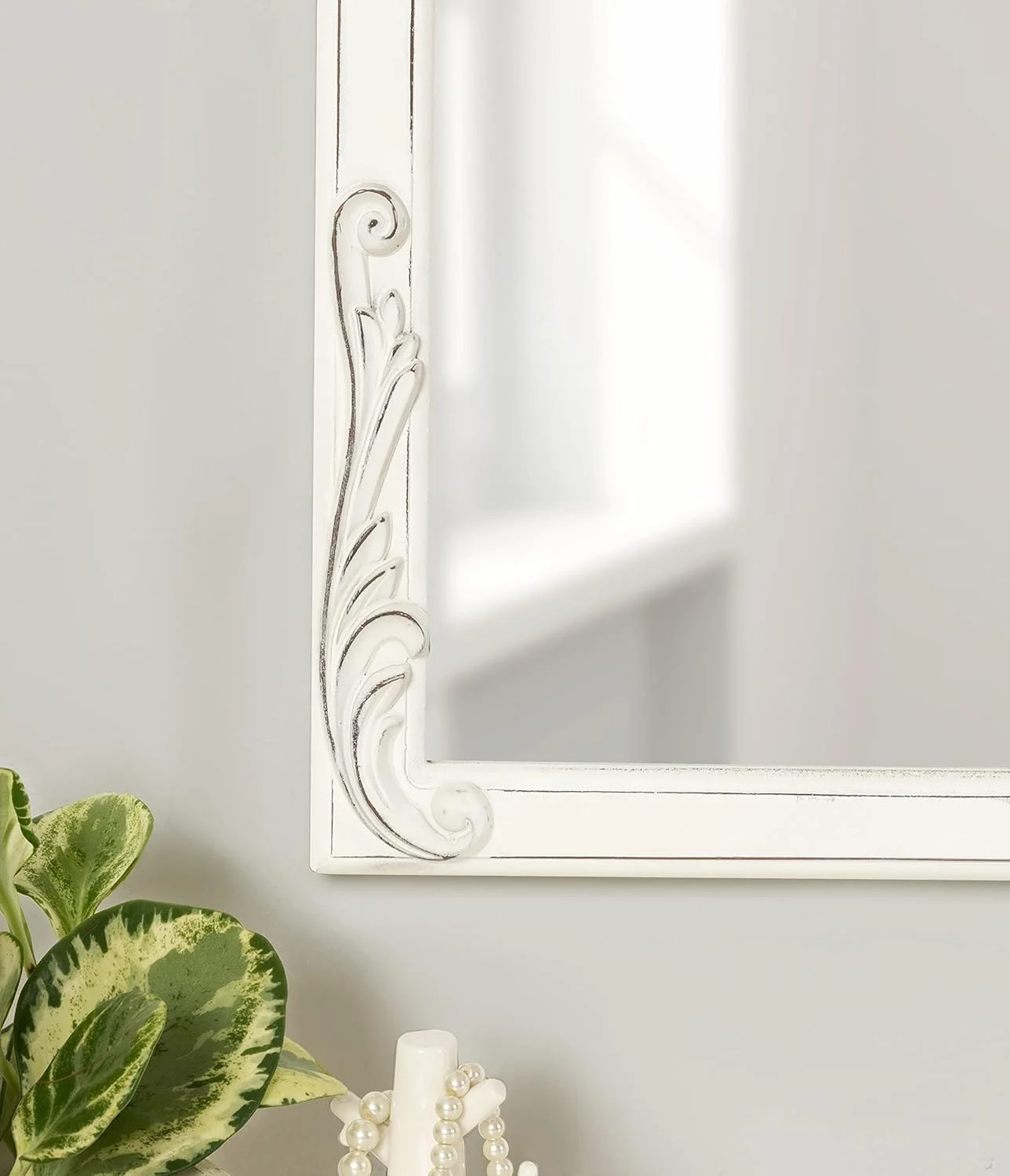 آینه قدی کمانی دکوراتیو طرحدار Kate and Laurel Fraimont با جزئیات تزئینی و پرداخت کهنه کاری شده، 61x86 سانتی متر، سفید آینه قدی کمانی دکوراتیو طرحدار Kate and Laurel Fraimont با جزئیات تزئینی و پرداخت کهنه کاری شده، 61x86 سانتی متر، سفید