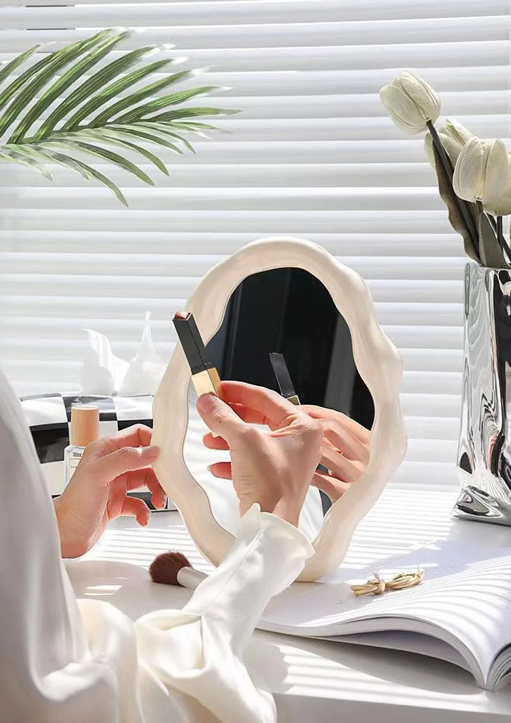 آینه آرایشی ابری برای میز، آینه رومیزی آویز، آینه رومیزی با پایه قابل تنظیم، آینه های دکوراتیو زیبا برای اتاق کار، اتاق نشیمن، اتاق خواب (سفید)