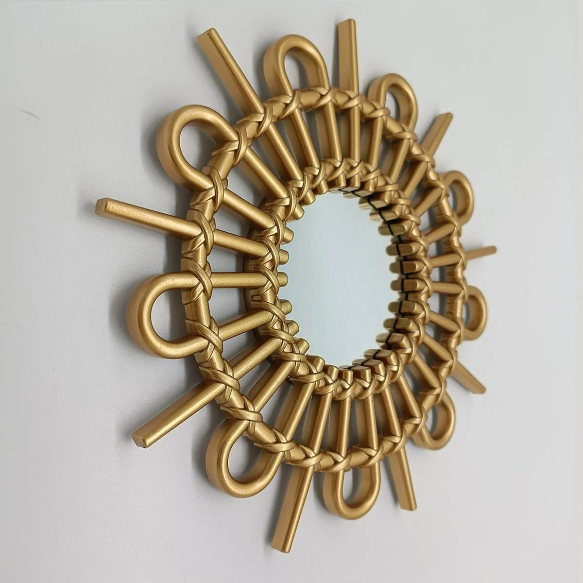 آینه های طلایی MCCXXII برای دیوار، بسته 1 عددی. آینه های گرد. شکل تیغه ای. آینه های تزئینی. آینه های دیواری برای دکوراسیون منزل. قاب های پلاستیکی. آینه های شیشه ای. رنگ طلایی آفتابی. آینه های طلایی MCCXXII برای دیوار، بسته 1 عددی. آینه های گرد. شکل تیغه ای. آینه های تزئینی. آینه های دیواری برای دکوراسیون منزل. قاب های پلاستیکی. آینه های شیشه ای. رنگ طلایی آفتابی.