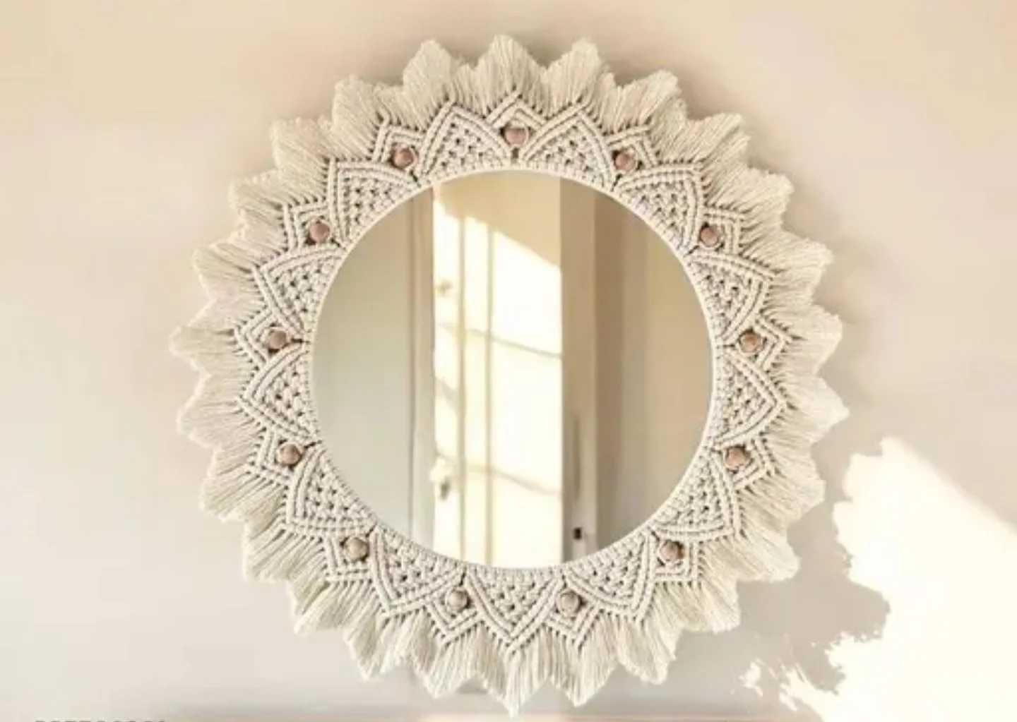 قاب آینه دیواری مکرومه دست ساز، آینه تزئینی گرد بوهو با مهره های صدف، سفید قاب آینه دیواری مکرومه دست ساز، آینه تزئینی گرد بوهو با مهره های صدف، سفید