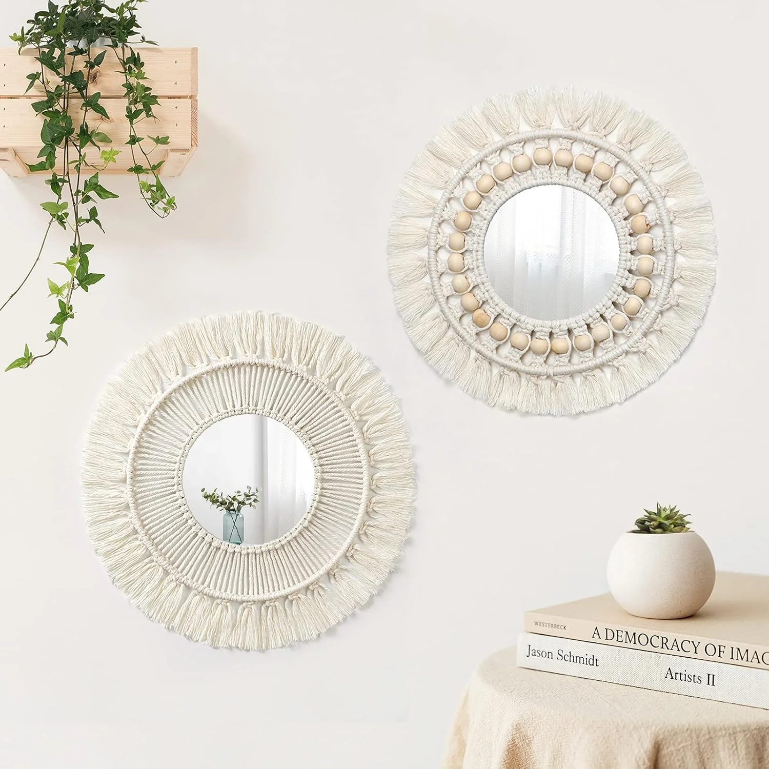 آینه دیواری آویز دریم‌لند - آینه تزئینی گرد با حاشیه مکرومه بافته شده به سبک بوهو، دارای مهره‌های چوبی و آویز پر، تزئین دیوار برای اتاق خواب، زیور هنری برای آپارتمان، خانه و اتاق نشیمن