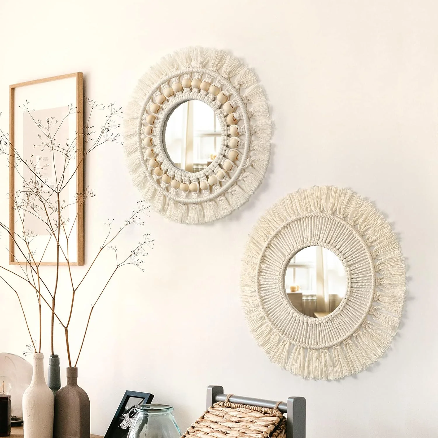 آینه دیواری آویز دریم‌لند - آینه تزئینی گرد با حاشیه مکرومه بافته شده به سبک بوهو، دارای مهره‌های چوبی و آویز پر، تزئین دیوار برای اتاق خواب، زیور هنری برای آپارتمان، خانه و اتاق نشیمن