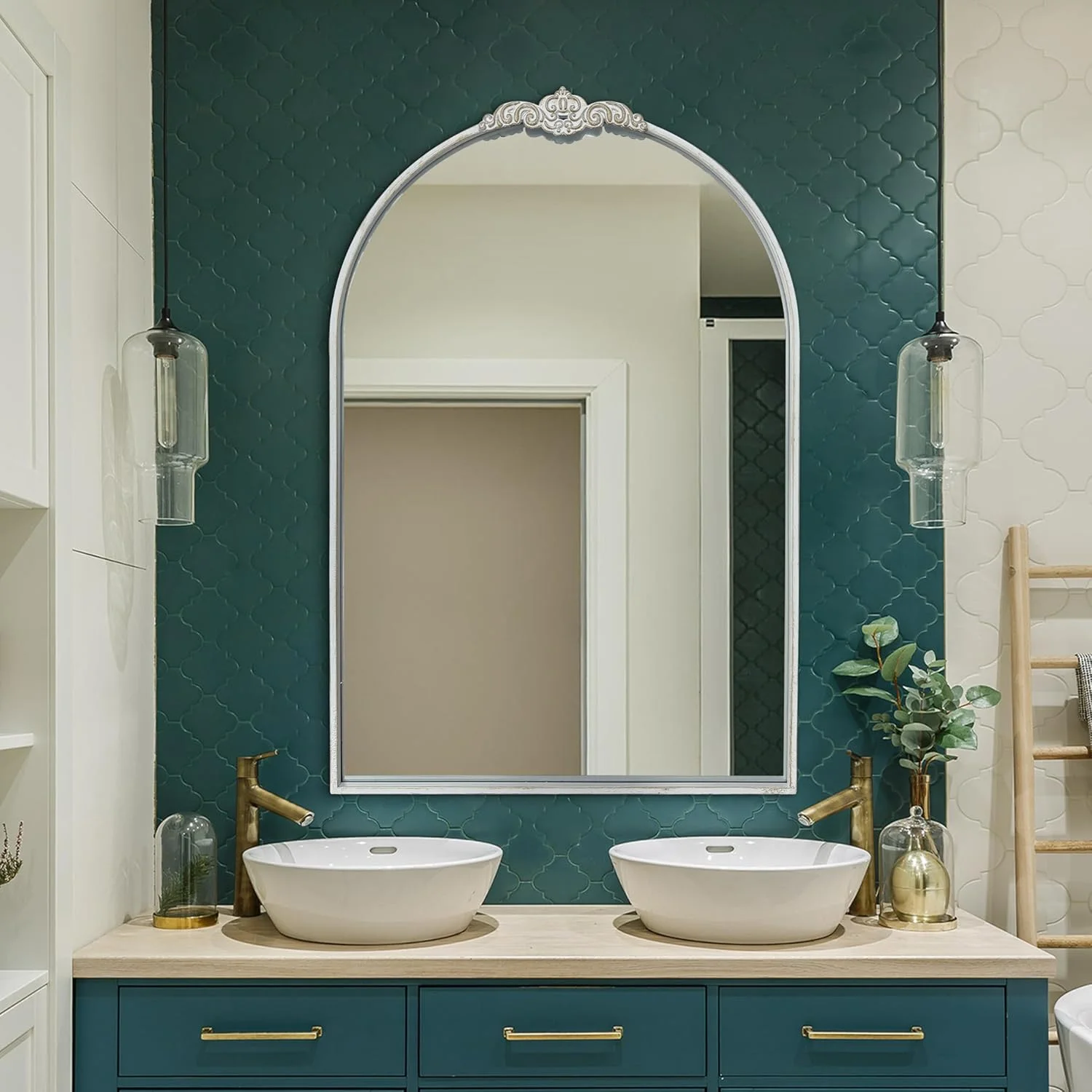 آینه دیواری قوسی سنتی BAODANFU، قاب فلزی سفید رترو با تاج باروک، 60x90 سانتی متر آینه های تزئینی خانه روستایی برای حمام، اتاق نشیمن، ورودی، سرسرا، بالای شومینه، دکور سینک آینه دیواری قوسی سنتی BAODANFU، قاب فلزی سفید رترو با تاج باروک، 60x90 سانتی متر آینه های تزئینی خانه روستایی برای حمام، اتاق نشیمن، ورودی، سرسرا، بالای شومینه، دکور سینک