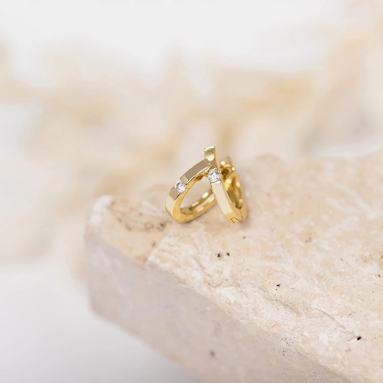 گوشواره های حلقه ای کوچک پاوی نگین دار با روکش طلای 14 عیار و پایه نقره استرلینگ | گوشواره های حلقه ای فشن زنانه با روکش طلا گوشواره های حلقه ای کوچک پاوی نگین دار با روکش طلای 14 عیار و پایه نقره استرلینگ | گوشواره های حلقه ای فشن زنانه با روکش طلا