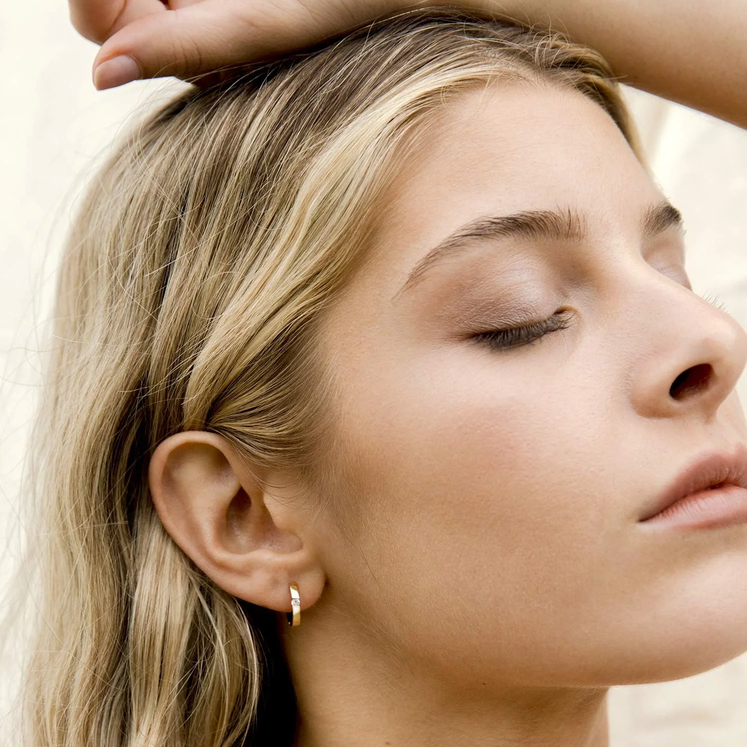 گوشواره های حلقه ای کوچک پاوی نگین دار با روکش طلای 14 عیار و پایه نقره استرلینگ | گوشواره های حلقه ای فشن زنانه با روکش طلا گوشواره های حلقه ای کوچک پاوی نگین دار با روکش طلای 14 عیار و پایه نقره استرلینگ | گوشواره های حلقه ای فشن زنانه با روکش طلا