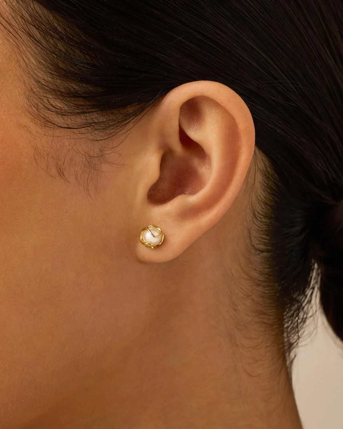 گوشواره های میخی مروارید کوچک قفس گرد با روکش طلای 14 عیار PAVOI - گوشواره های مرواریدی طلایی مد روز برای زنان - جواهرات کلاسیک عروس ضد حساسیت