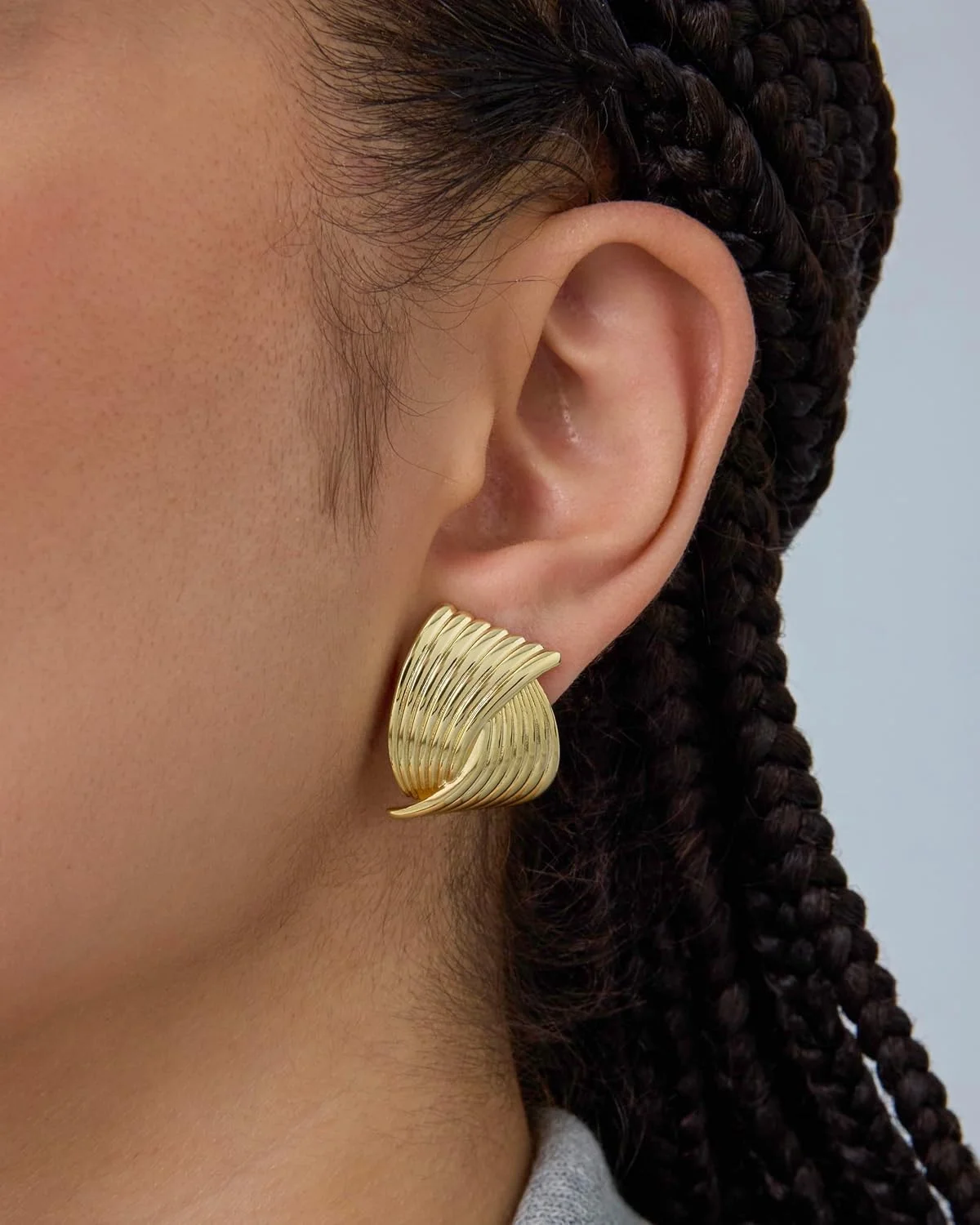 گوشواره های زنانه پاوی با روکش طلای 14 عیار - گوشواره های آویزدار و میخی طرح گره، هندسی، مثلثی، طنابی، دکمه ای، صدف و بال گوشواره های زنانه پاوی با روکش طلای 14 عیار - گوشواره های آویزدار و میخی طرح گره، هندسی، مثلثی، طنابی، دکمه ای، صدف و بال