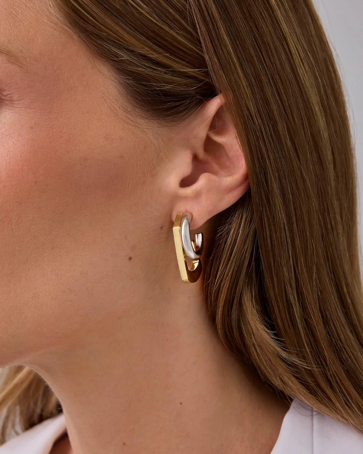 گوشواره های حلقه ای دوتایی دو رنگ با روکش طلای 14 عیار PAVOI برای زنان | یک جفت گوشواره آغوشی