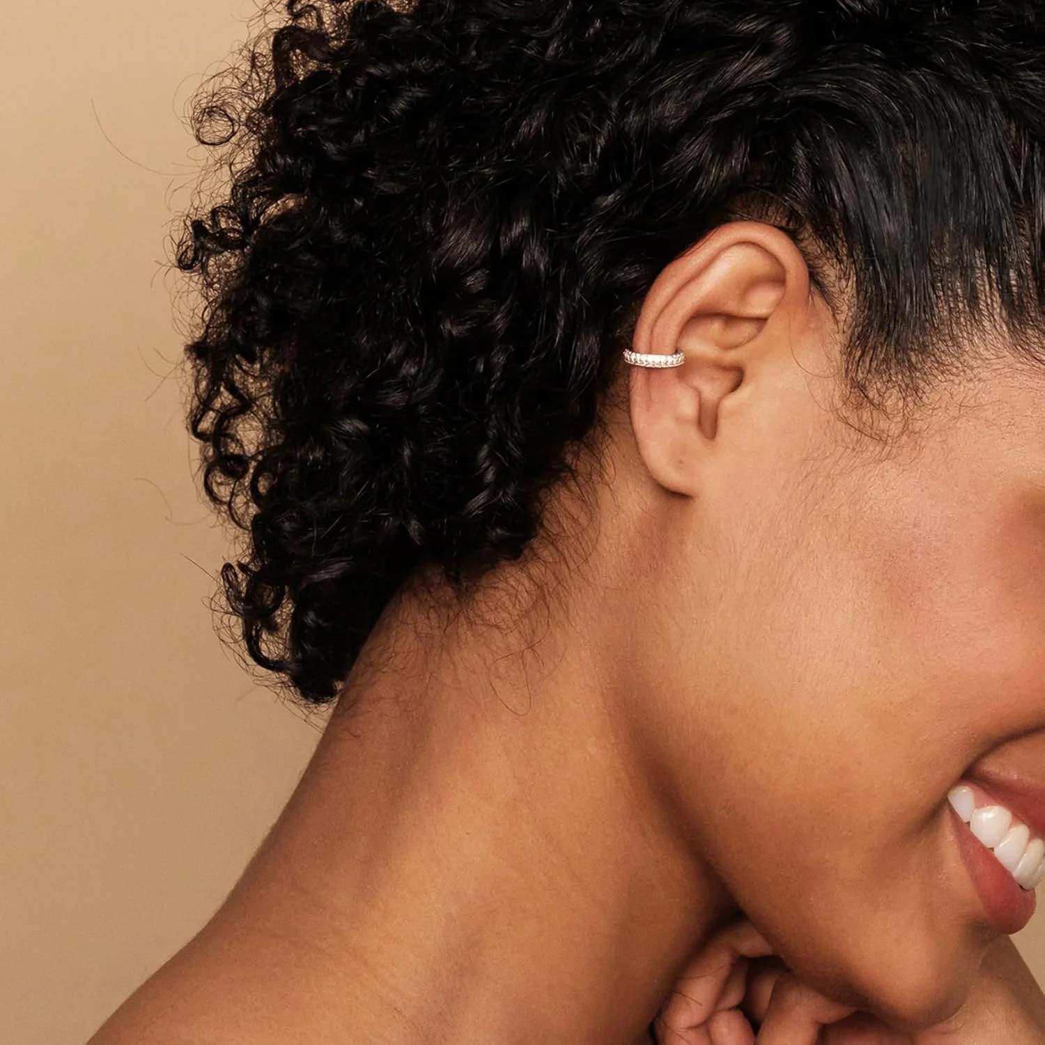 گوشواره های حلقه ای کوچک پاوی نگین دار نقره استرلینگ 925 با روکش طلای 14 عیار | گیره ای برای غضروف گوش گوشواره های حلقه ای کوچک پاوی نگین دار نقره استرلینگ 925 با روکش طلای 14 عیار | گیره ای برای غضروف گوش