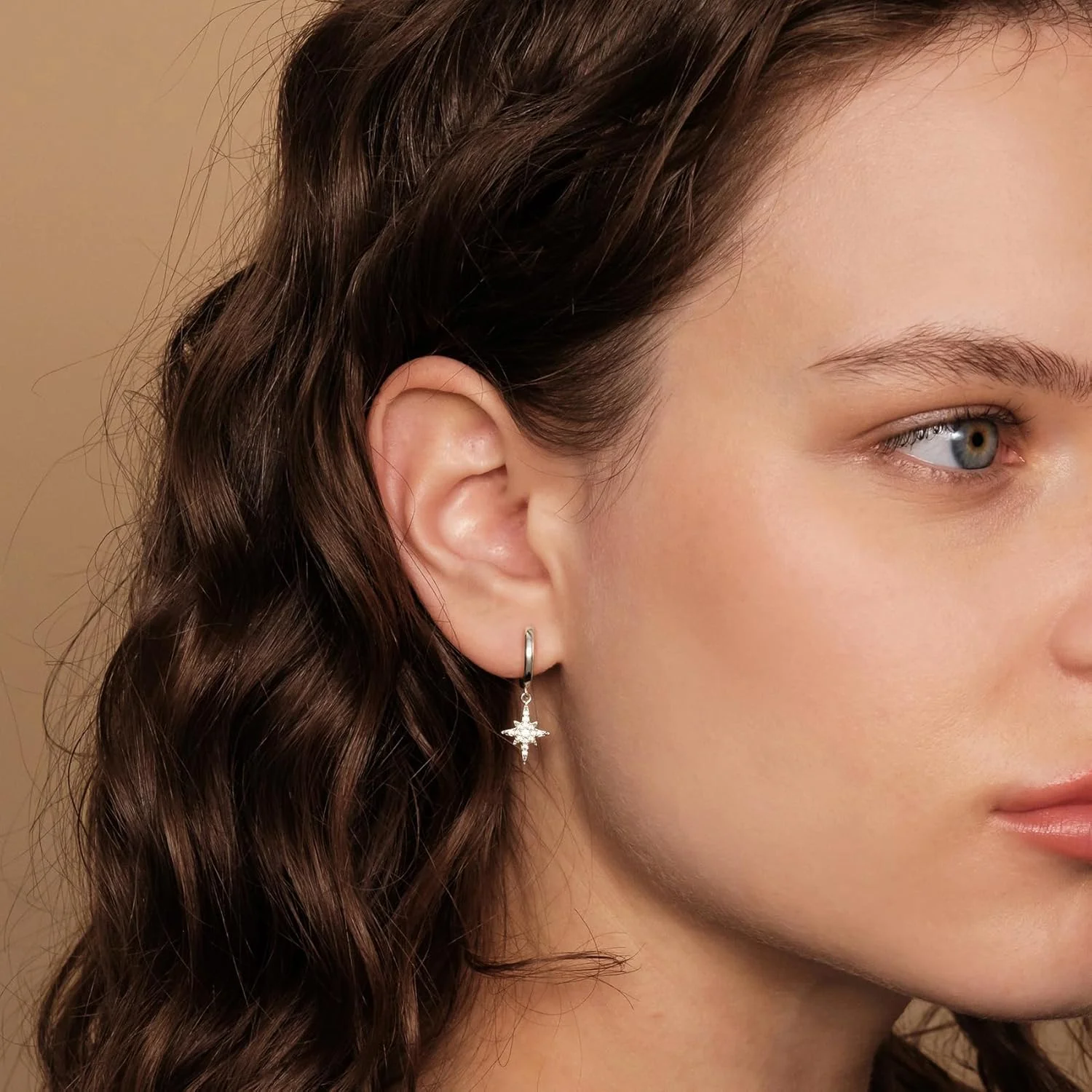 گوشواره های آویزی/آویز سبک وزن پاوی با روکش طلای 14 عیار و پایه نقره استرلینگ S925 برای زنان | زیورآلات مذهبی: صلیب، چشم نظر، شبدر، سلتیک | گوشواره های ظریف برای زنان گوشواره های آویزی/آویز سبک وزن پاوی با روکش طلای 14 عیار و پایه نقره استرلینگ S925 برای زنان | زیورآلات مذهبی: صلیب، چشم نظر، شبدر، سلتیک | گوشواره های ظریف برای زنان