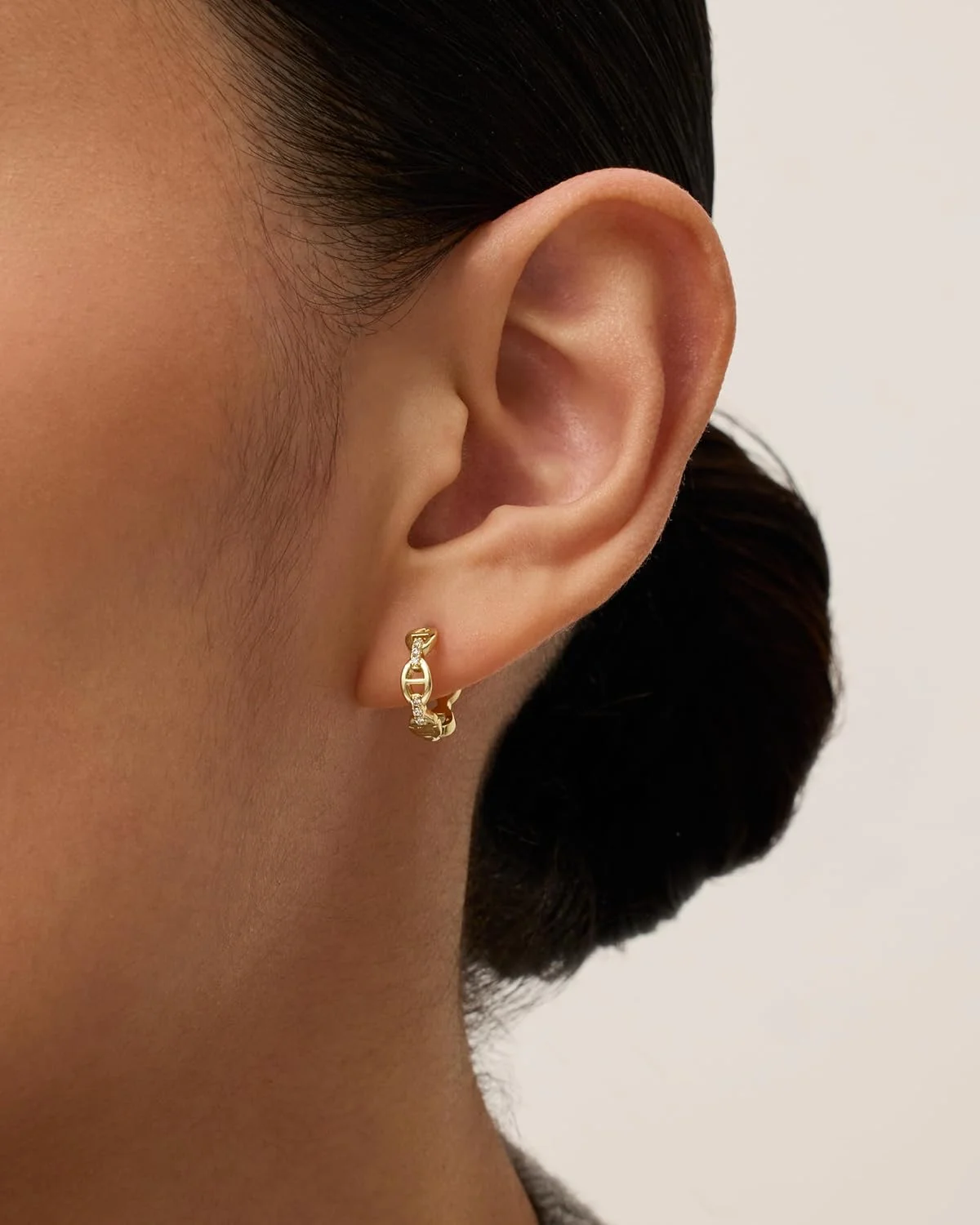 گوشواره های حلقه ای کوچک زنانه پاوی با روکش طلای 14 عیار و آویز زنجیری نگین زیرکونیا گوشواره های حلقه ای کوچک زنانه پاوی با روکش طلای 14 عیار و آویز زنجیری نگین زیرکونیا