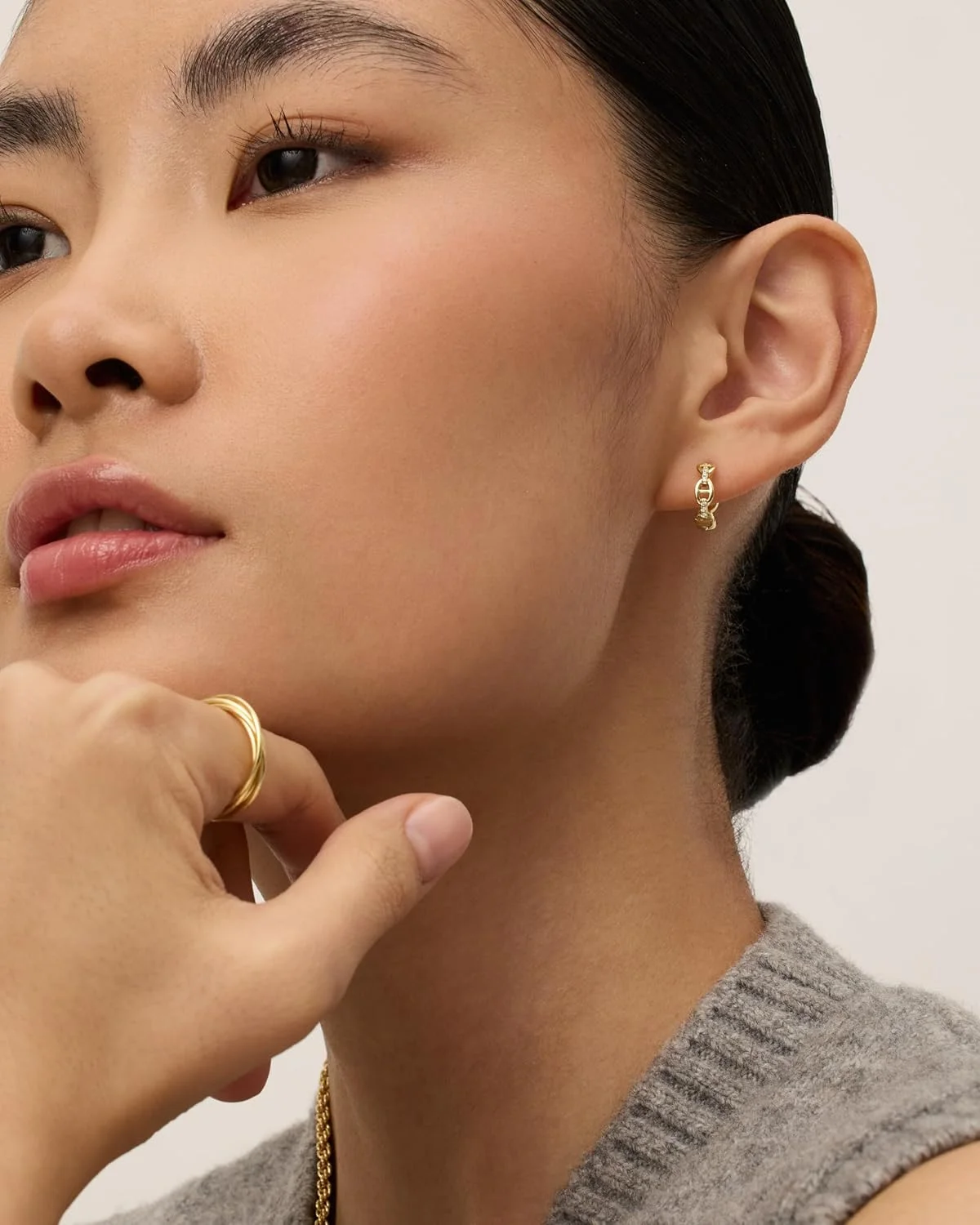 گوشواره های حلقه ای کوچک زنانه پاوی با روکش طلای 14 عیار و آویز زنجیری نگین زیرکونیا گوشواره های حلقه ای کوچک زنانه پاوی با روکش طلای 14 عیار و آویز زنجیری نگین زیرکونیا