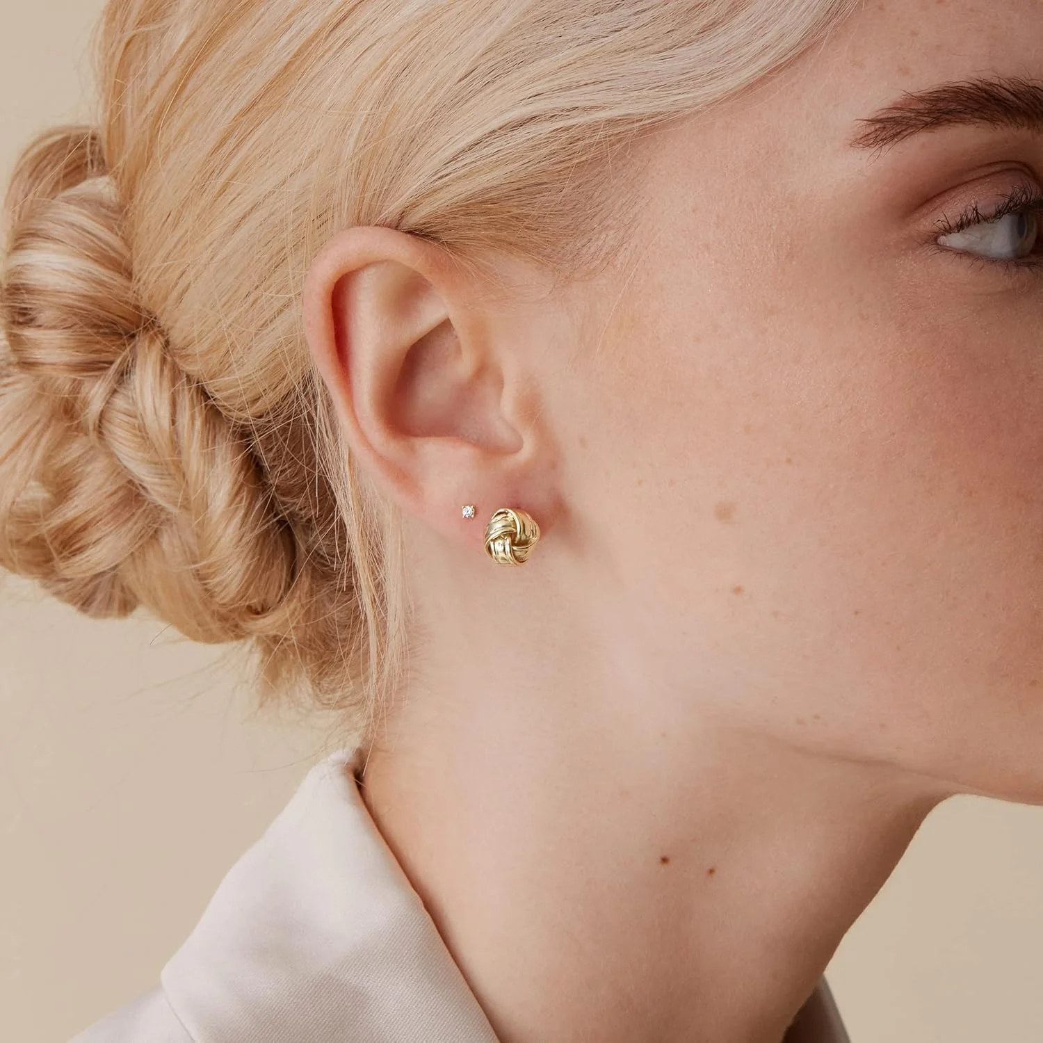 گوشواره های میخی گره عشق با روکش طلای 14 عیار و پایه نقره استرلینگ پاوی | گوشواره های طلایی زنانه