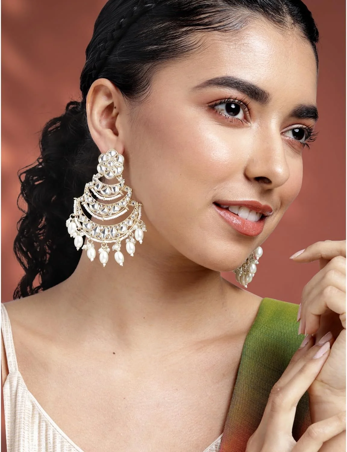 آویز گوشواره های آویز زنانه طرح سنتی طلاکاری شده با مهره های سفید و نگین های Kundan، جواهرات شیک و مد روز هدیه ای برای زنان آویز گوشواره های آویز زنانه طرح سنتی طلاکاری شده با مهره های سفید و نگین های Kundan، جواهرات شیک و مد روز هدیه ای برای زنان
