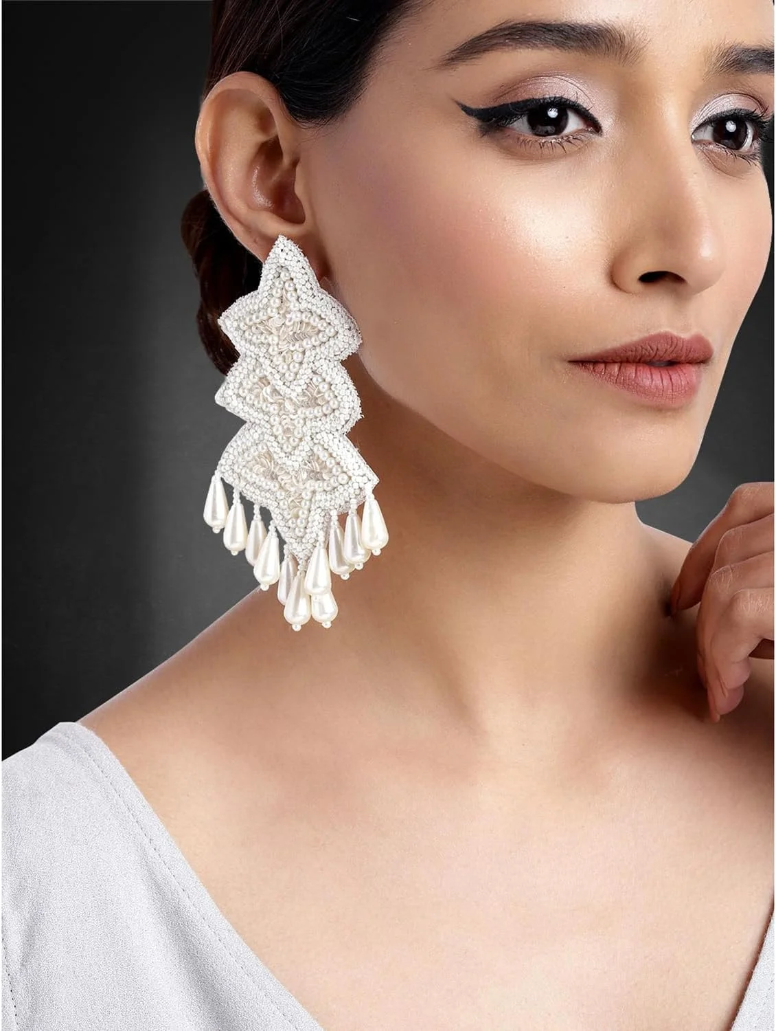 گوشواره های آویز دست ساز بالیوودی سنتی هندی آهلی با میناکاری آبی، مزین به نگین های کوندا و مروارید گوشواره های آویز دست ساز بالیوودی سنتی هندی آهلی با میناکاری آبی، مزین به نگین های کوندا و مروارید