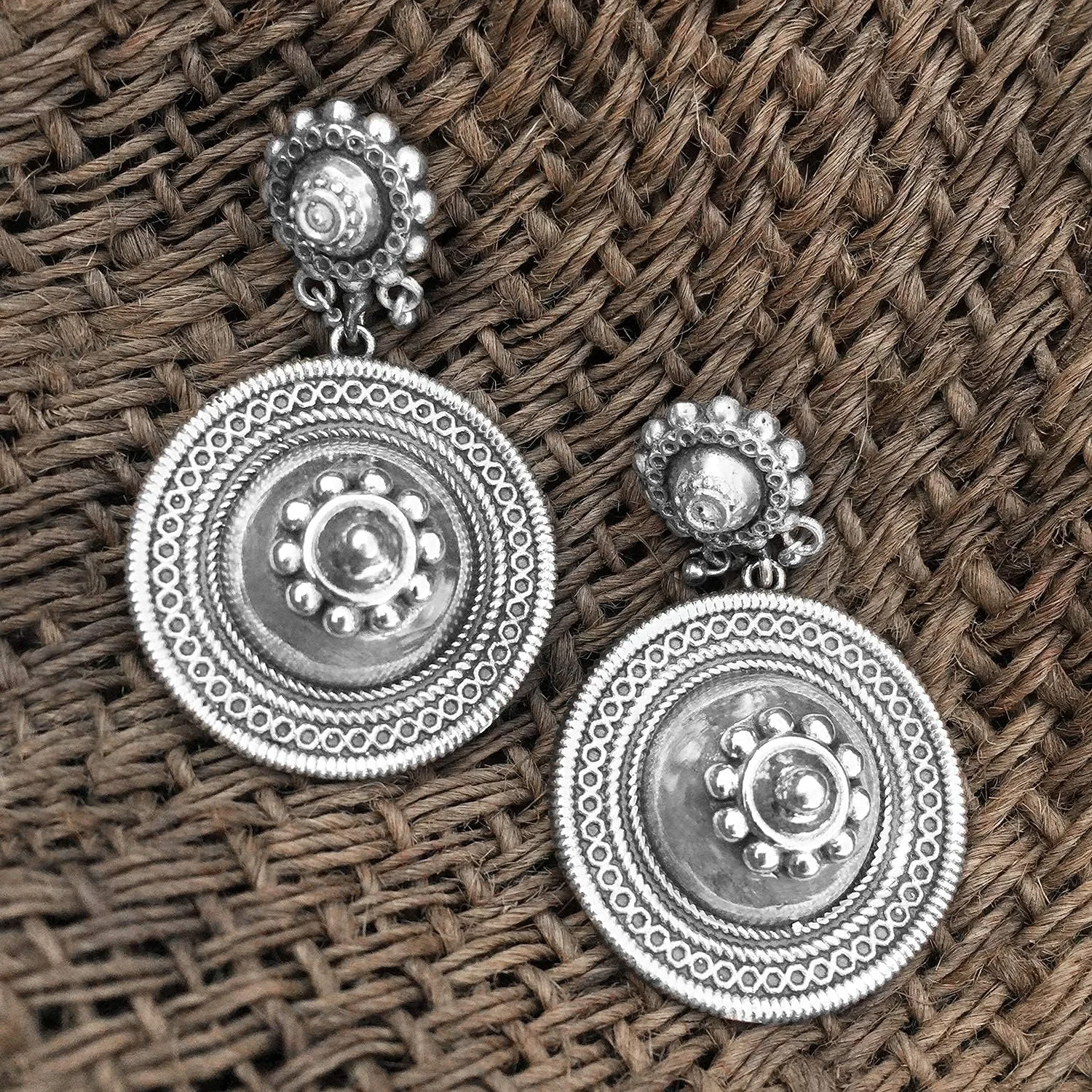 گوشواره های آویز طرح جومکی با روکش نقره ای و طراحی دو رنگ Aheli، جواهرات مد روز قومی هندی برای زنان گوشواره های آویز طرح جومکی با روکش نقره ای و طراحی دو رنگ Aheli، جواهرات مد روز قومی هندی برای زنان