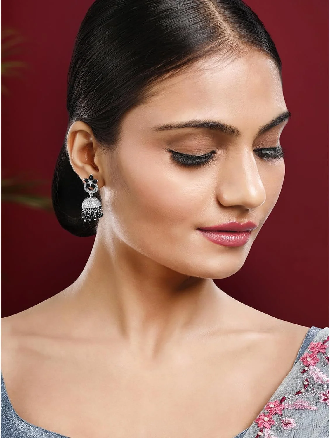 گوشواره های جومکی نقره ای با نگین های زیرکونیا و مهره های مشکی Aheli برای زنان گوشواره های جومکی نقره ای با نگین های زیرکونیا و مهره های مشکی Aheli برای زنان