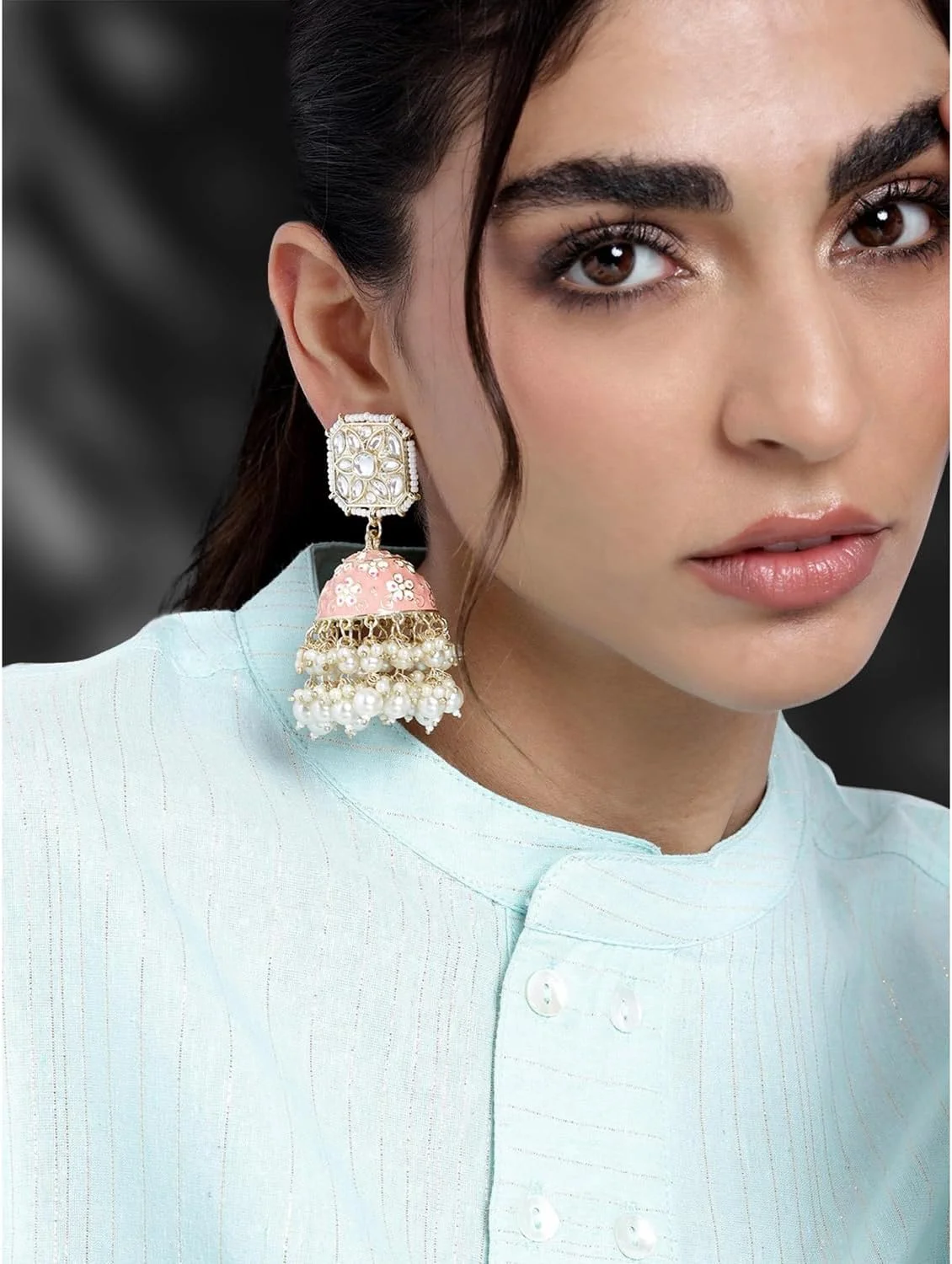 گوشواره های جومکی کرم رنگ سنتی با روکش طلایی Aheli مزین به مرواریدهای Kundan مناسب بانوان گوشواره های جومکی کرم رنگ سنتی با روکش طلایی Aheli مزین به مرواریدهای Kundan مناسب بانوان