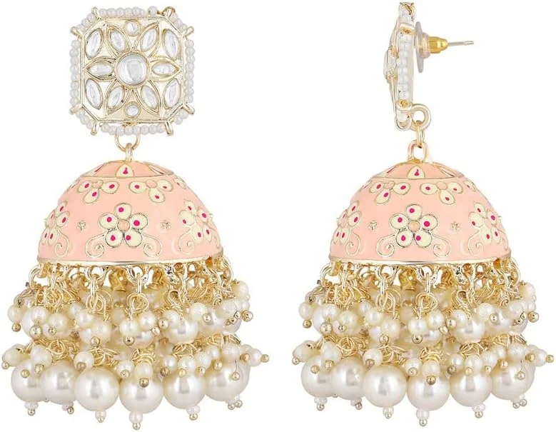 گوشواره های جومکی کرم رنگ سنتی با روکش طلایی Aheli مزین به مرواریدهای Kundan مناسب بانوان گوشواره های جومکی کرم رنگ سنتی با روکش طلایی Aheli مزین به مرواریدهای Kundan مناسب بانوان