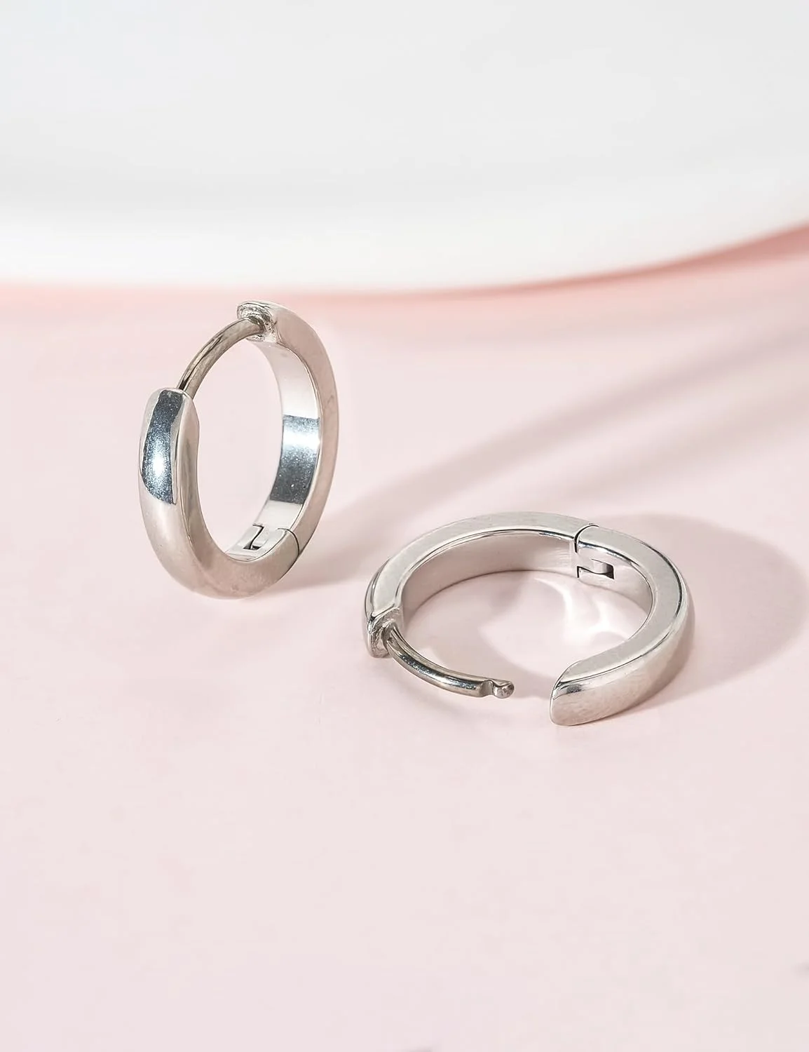 گوشواره های حلقه ای تیتانیومی ضد حساسیت Limerencia G23 مناسب گوش های حساس بانوان و دختران گوشواره های حلقه ای تیتانیومی ضد حساسیت Limerencia G23 مناسب گوش های حساس بانوان و دختران