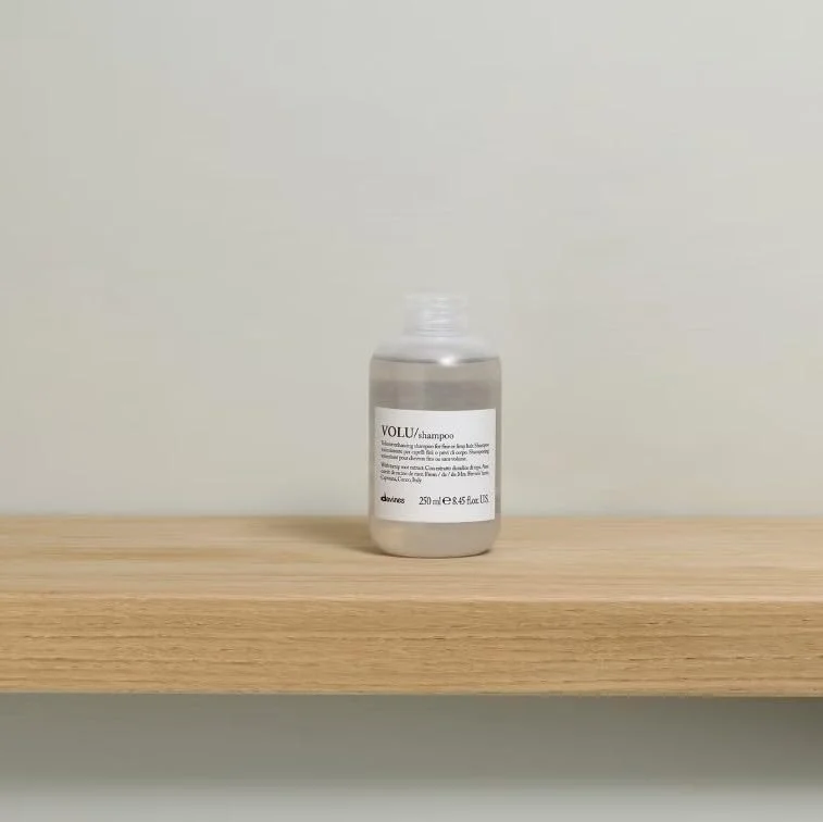 شامپو حجم دهنده Davines VOLU | شامپو حجم دهنده برای موهای نازک و کم حجم | حجم دهنده ملایم روزانه | 250 میلی لیتر (بسته 1 عددی) شامپو حجم دهنده Davines VOLU | شامپو حجم دهنده برای موهای نازک و کم حجم | حجم دهنده ملایم روزانه | 250 میلی لیتر (بسته 1 عددی)