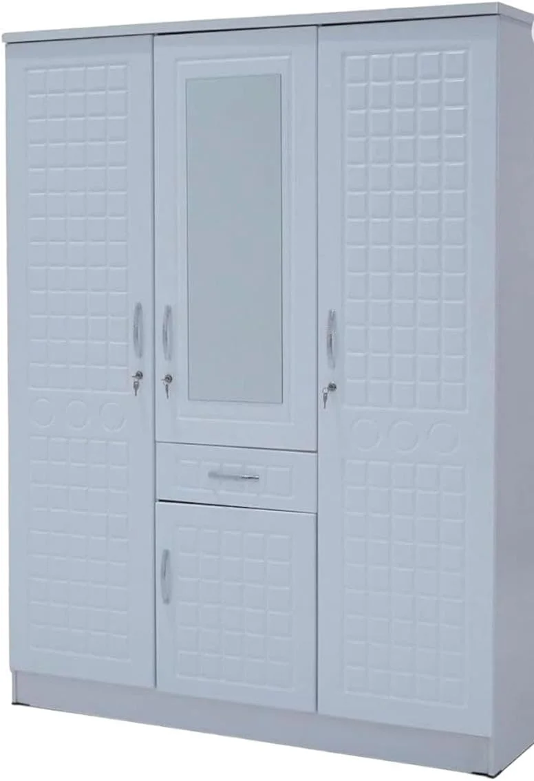 کمد لباس چوبی سه درب با آینه، سه درب قفل‌دار، یک کشو، یک فضای ذخیره‌سازی کوچک زیر کشو، یک چوب لباسی در یک طرف زیر قفسه، دو قفسه در طرف دیگر