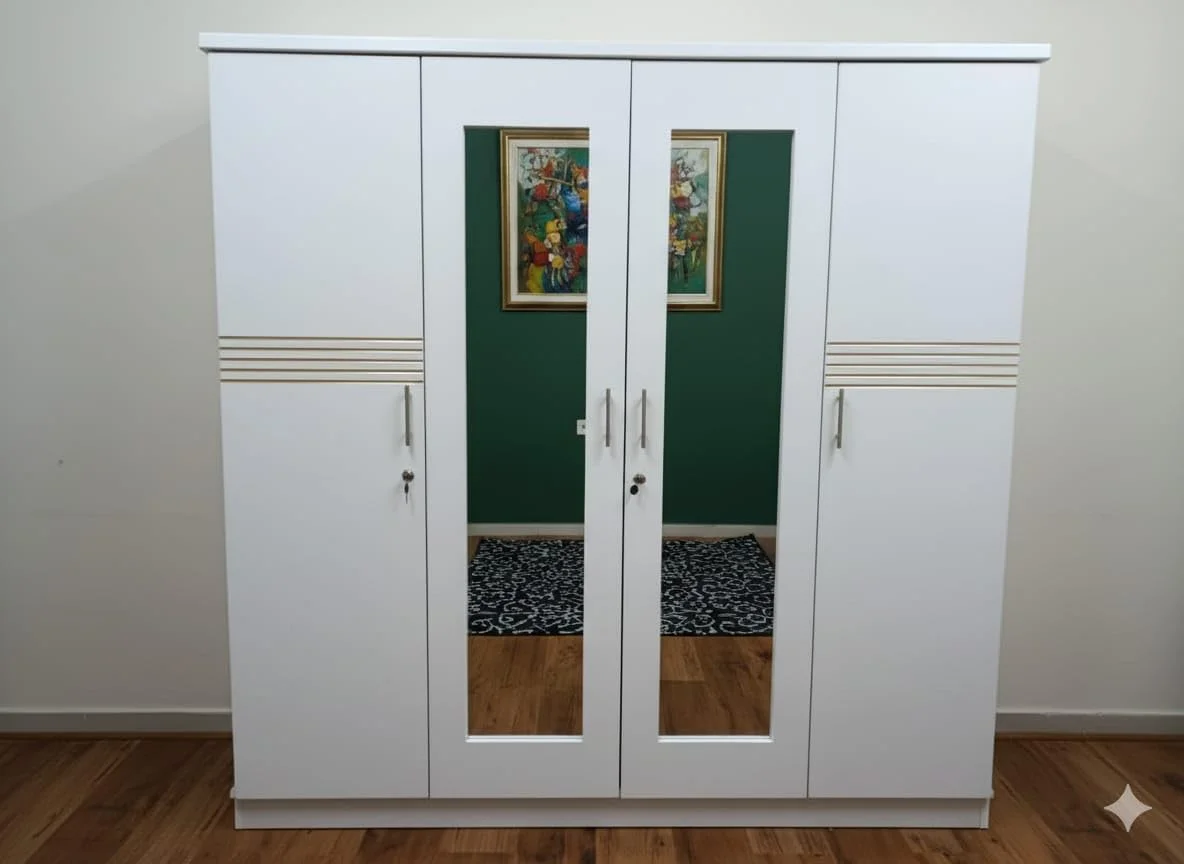 کمد لباس مدرن سفید با درب های آینه ای، طراحی 4 درب، قفسه های داخلی، پانل های تزئینی، کمد بزرگ برای اتاق خواب. ام دی اف محلی با ابعاد 200 * 200 * 50