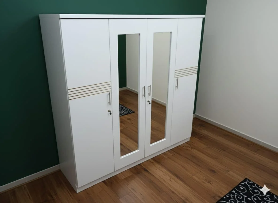 کمد لباس مدرن سفید با درب های آینه ای، طراحی 4 درب، قفسه های داخلی، پانل های تزئینی، کمد بزرگ برای اتاق خواب. ام دی اف محلی با ابعاد 200 * 200 * 50