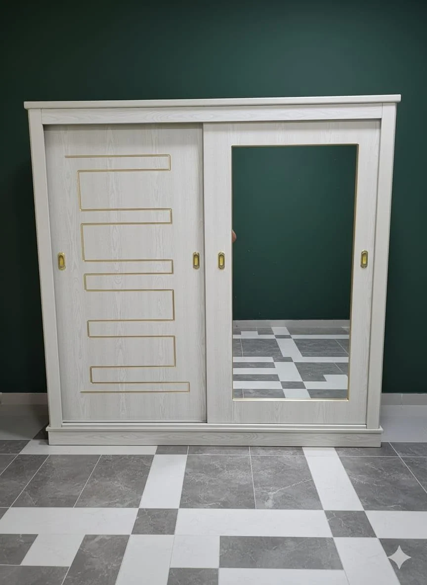 کمد دیواری کشویی، ارتفاع 200 سانتی متر، عرض 200 سانتی متر، عمق 60 سانتی متر، رنگ کرم استخوانی، با جزئیات طلایی، ساخته شده از ام دی اف مرغوب 18 میلی متری