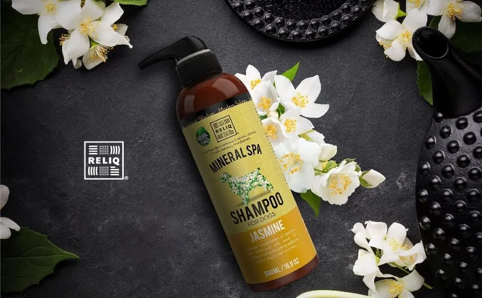 شامپو سگ/توله سگ RELIQ با مواد معدنی طبیعی اسپا با رایحه یاس. بدون صابون و فرمول جو دوسر. بدون اشک و کنترل طولانی مدت بو. پوشش فوق العاده نرم و براق بعد از شستشو.