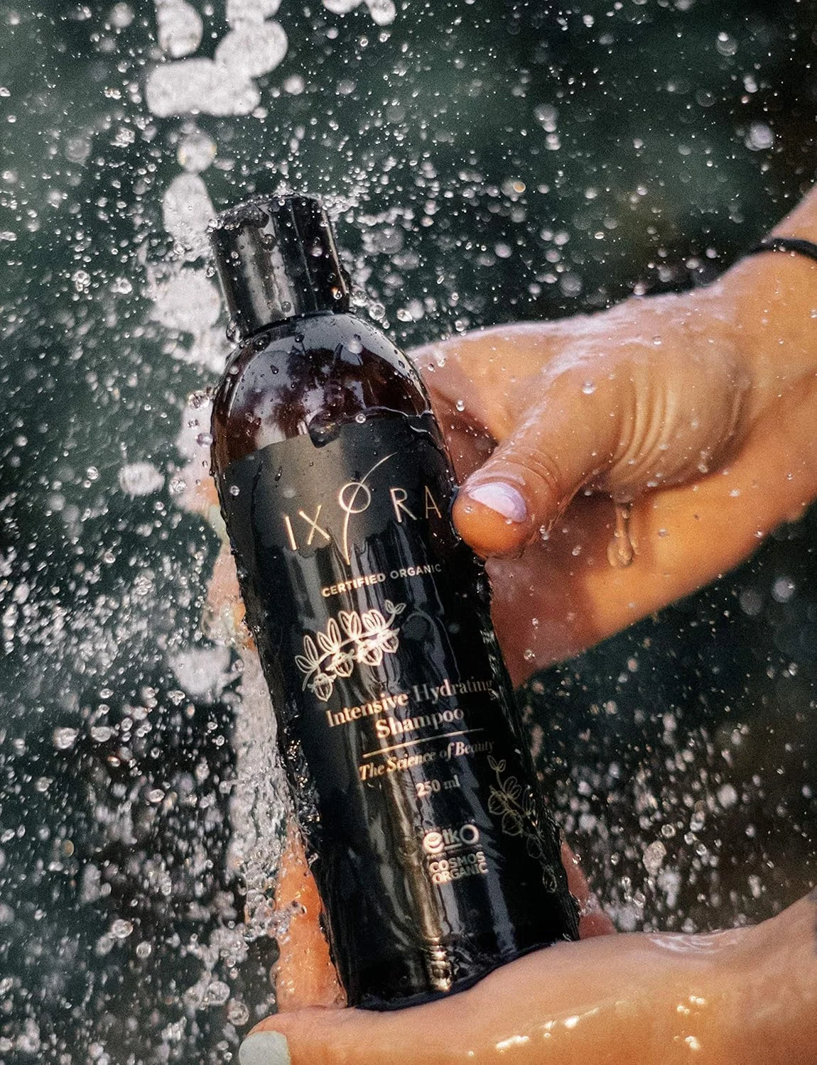 شامپو آبرسان قوی IXORA - دارای گواهی ارگانیک - تقویت و محافظت از مو - حاوی ترکیبات ضد ریزش مو - تحریک کننده رشد مو - بدون GMO - مناسب برای افراد وگان