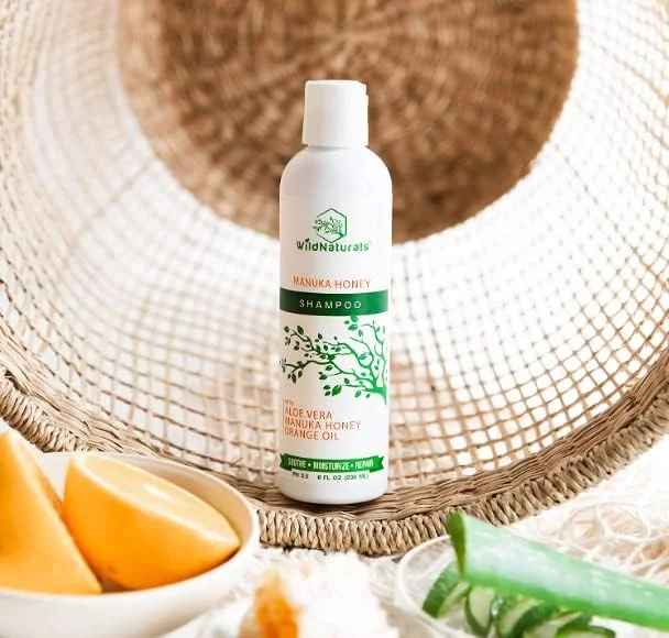 (۴۷۰ میلی لیتر) - شامپو بدون سولفات Wild Naturals: حاوی عسل مانوکا + آلوئه ورا، برای ریزش مو، نازک شدن مو و خارش پوست سر خشک. ضد شوره، مرطوب کننده، ۹۸% طبیعی، ۸۰% گیاه شفابخش ارگانیک... (۴۷۰ میلی لیتر) - شامپو بدون سولفات Wild Naturals: حاوی عسل مانوکا + آلوئه ورا، برای ریزش مو، نازک شدن مو و خارش پوست سر خشک. ضد شوره، مرطوب کننده، ۹۸% طبیعی، ۸۰% گیاه شفابخش ارگانیک...
