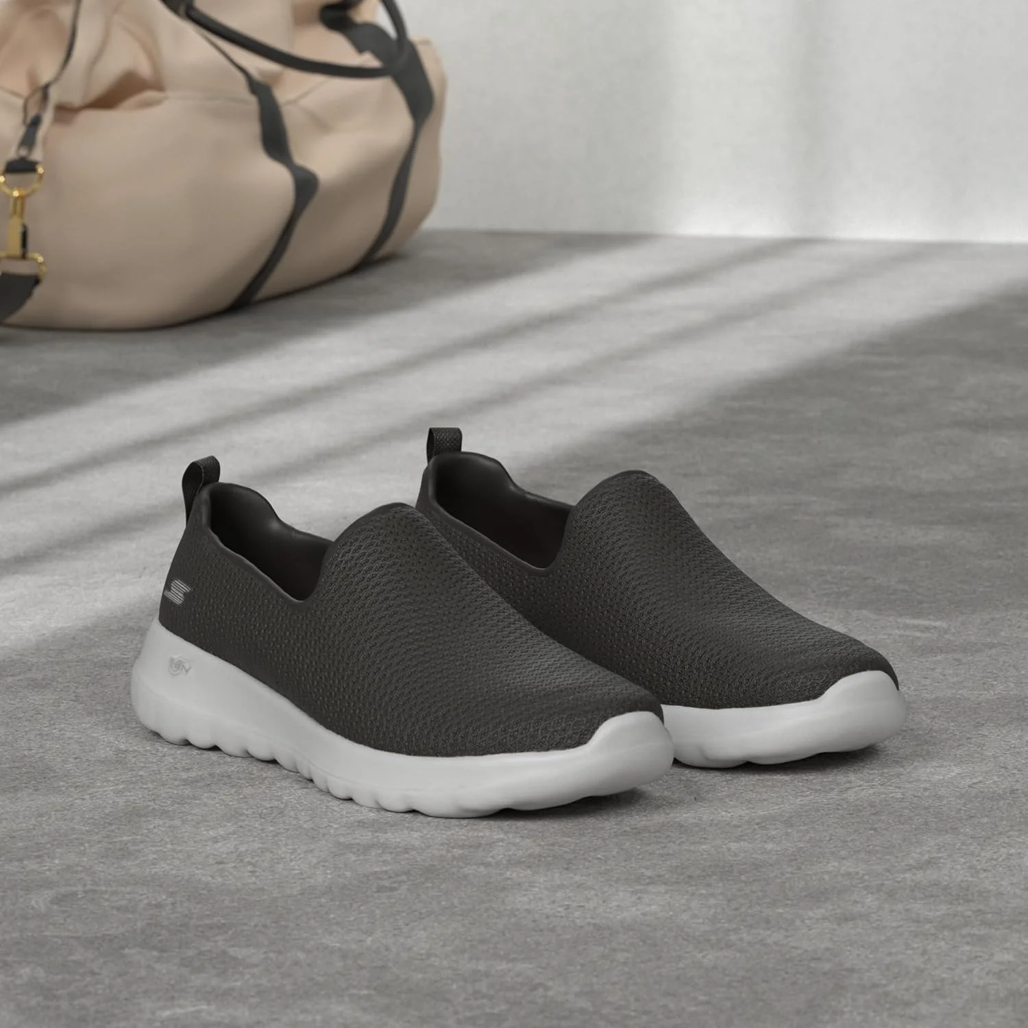 کفش پیاده روی زنانه اسکیچرز مدل Go Walk Joy - دارای بالشتک 5gen، زیره Goga Mat خنک کننده هوا، رویه مشبک تنفسی