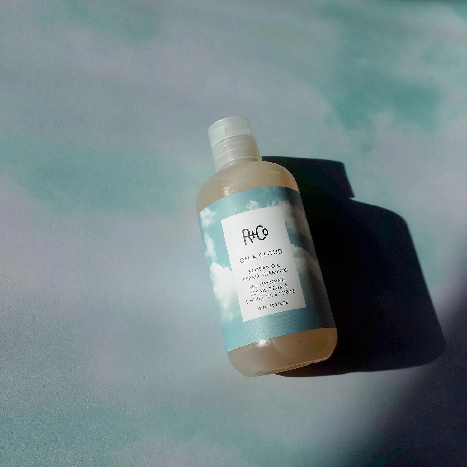 شامپو ترمیم کننده مو حاوی روغن بائوباب آر اند کو مدل On A Cloud، حجم ۲۵۱ میلی لیتر