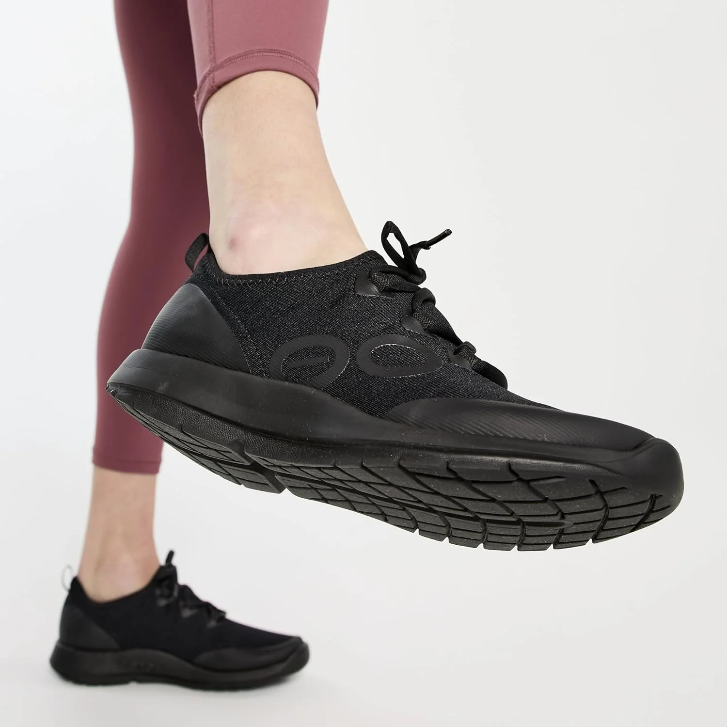 کفش اووفوس OOMG SPORT LS مشکی (سایز W9) کفش اووفوس OOMG SPORT LS مشکی (سایز W9)