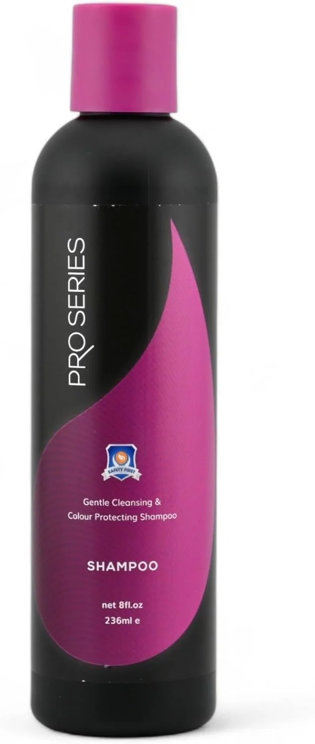 شامپو کلاه گیس سری Pro آزمایشگاه های حرفه ای مو برای همه سیستم ها. این شامپو روزانه بدون سولفات و دارای محافظت در برابر اشعه ماوراء بنفش، محصولات حالت دهنده را شسته و از مو محافظت می کند. از رنگ موی خود بدون خشک شدن محافظت کنید