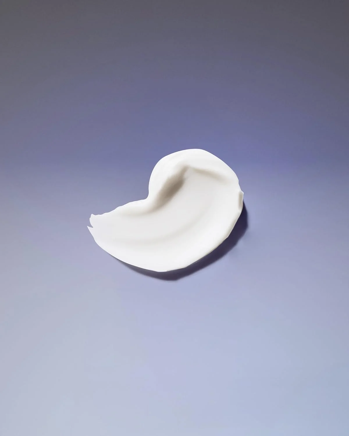 شامپو مرطوب کننده فر کننده Ouidad - 250 میلی لیتر، فرهای تغذیه شده و آبرسانی شده، شامپو وگان و ایمن برای موهای رنگ شده حاوی بابونه و ویتامین A و E، مناسب برای فرهای محکم، بدون سیلیکون، سولفات و پارابن