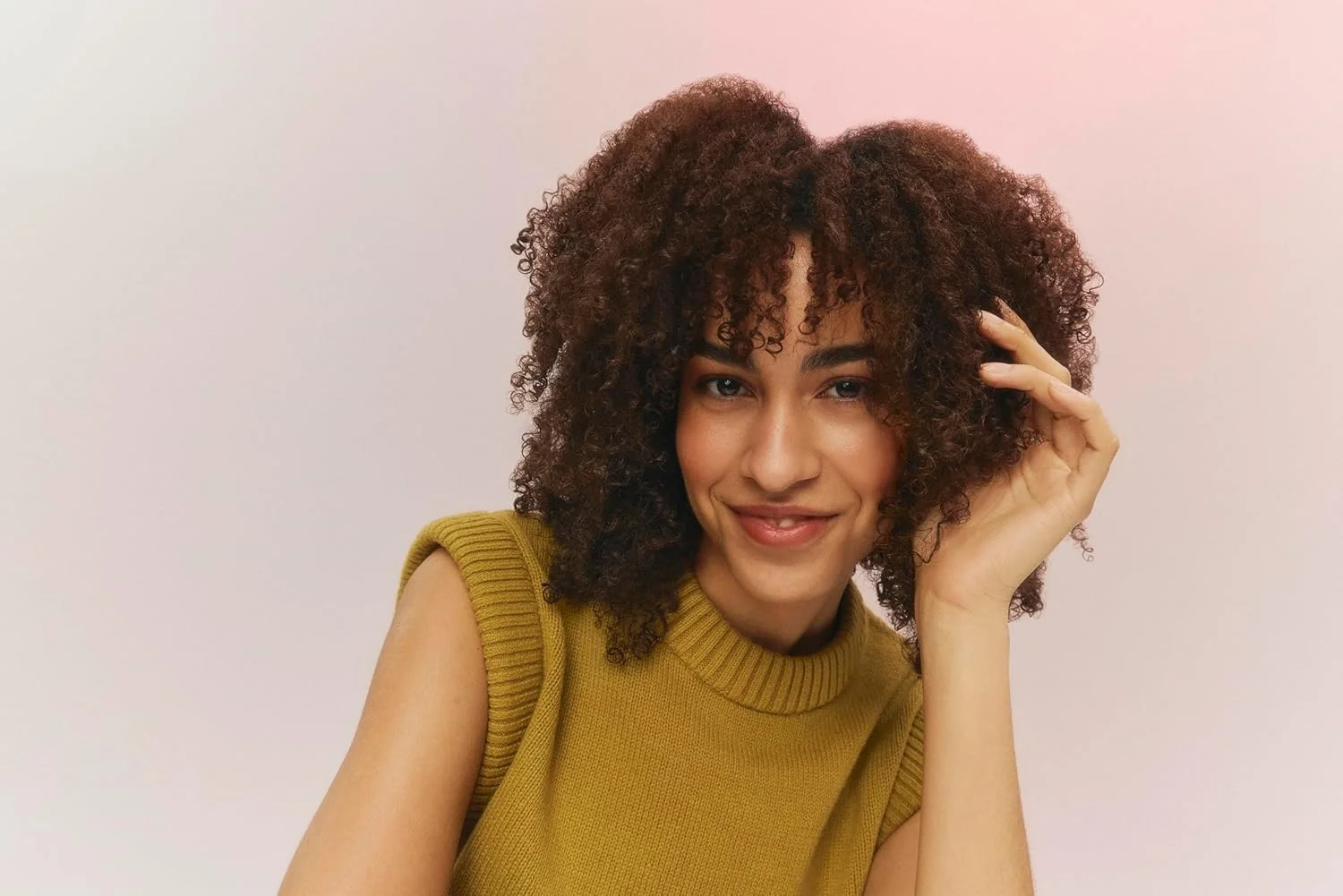 شامپو مرطوب کننده فر کننده Ouidad - 250 میلی لیتر، فرهای تغذیه شده و آبرسانی شده، شامپو وگان و ایمن برای موهای رنگ شده حاوی بابونه و ویتامین A و E، مناسب برای فرهای محکم، بدون سیلیکون، سولفات و پارابن