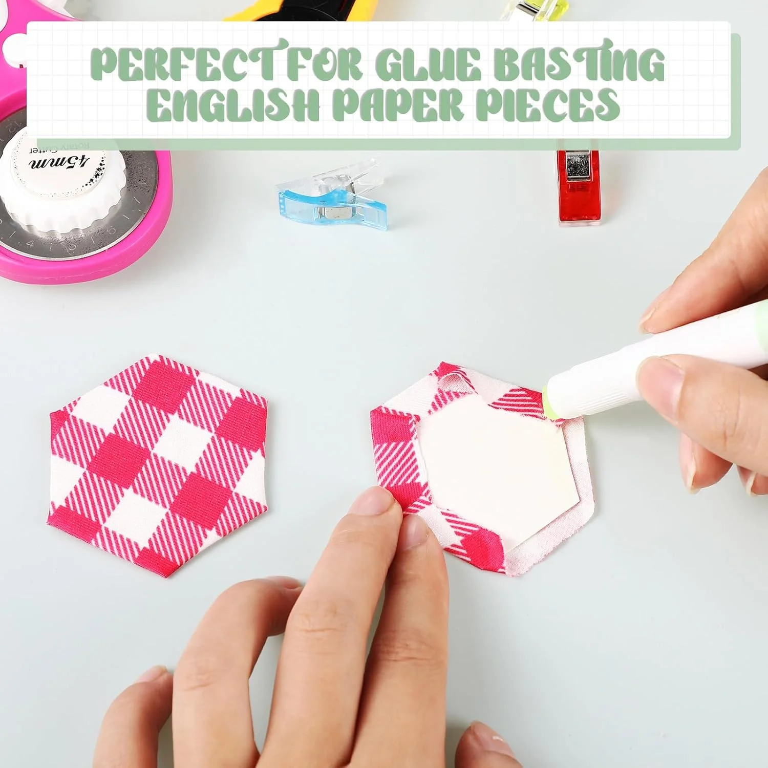 قلم چسب پارچه ای 3 عددی به همراه مخزن، چسب پارچه ای رنگی محلول در آب برای تکه دوزی کاغذی انگلیسی، چهل تکه دوزی، ابزار خیاطی، لحاف دوزی، گلدوزی، تکه چسبانی و پروژه های صنایع دستی (رنگ های متنوع)
