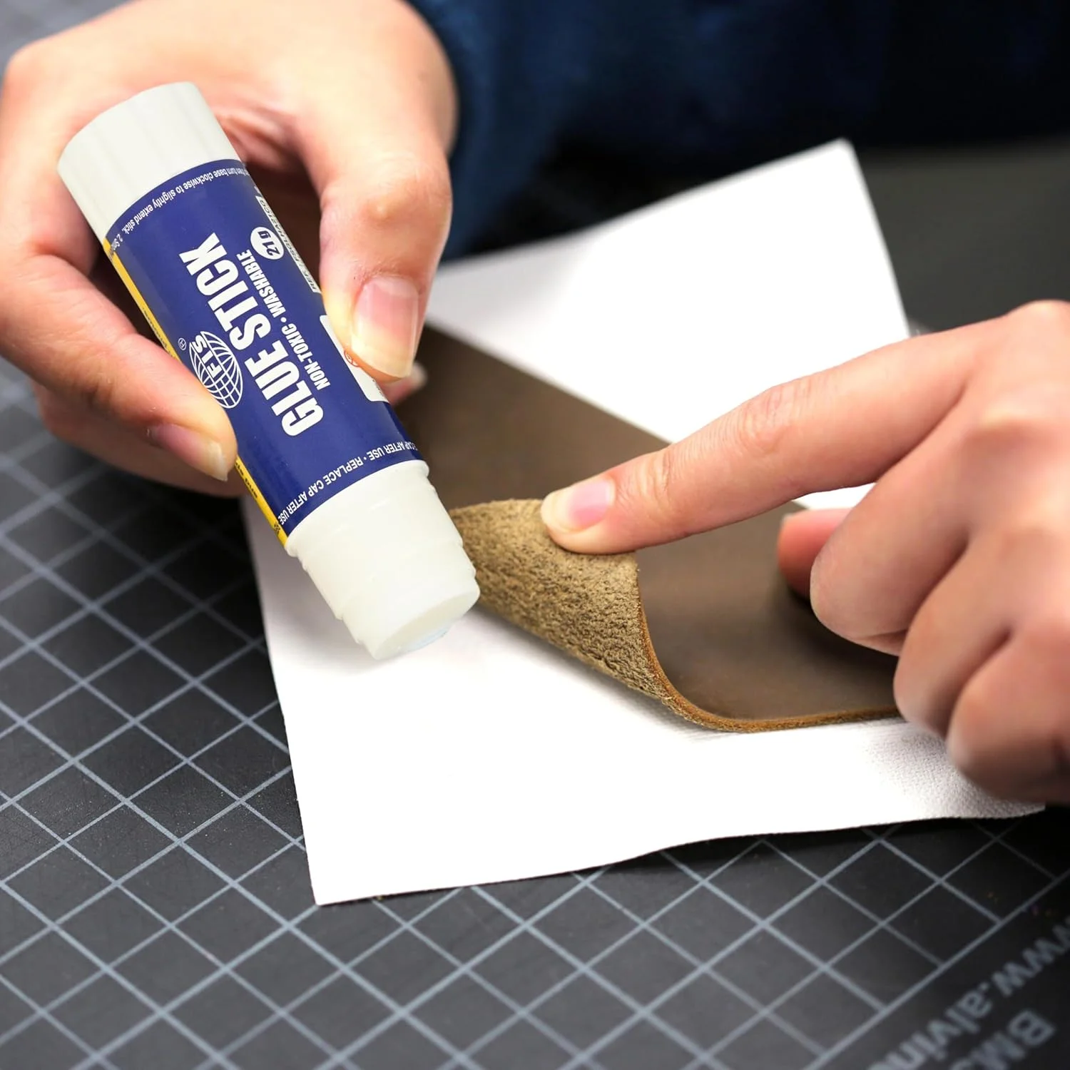 چسب ماتیکی سفید FIS (PVP)، اندازه 98x26 میلی‌متر، 21 گرم، غیر سمی و قابل شستشو، مجموعه 2 عددی، بسته‌بندی بلیستر، ایده‌آل برای استفاده در مدرسه، خانه و اداره - FSGLHA21CG/2